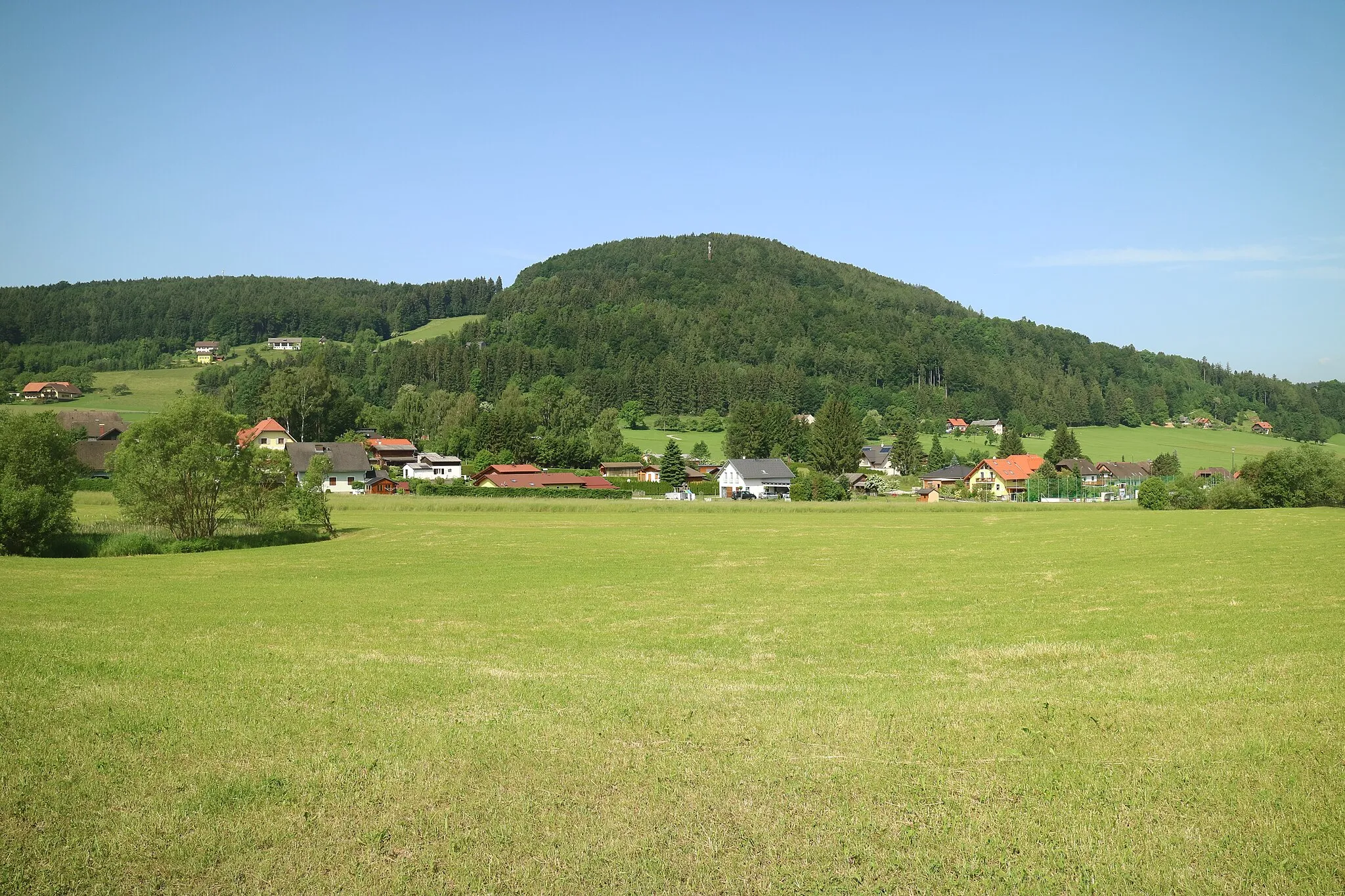 Photo showing: Krienzerkogel von Osten, Marktgemeinde Semriach (Steiermark). Davor liegt die Streusiedlung Hub
