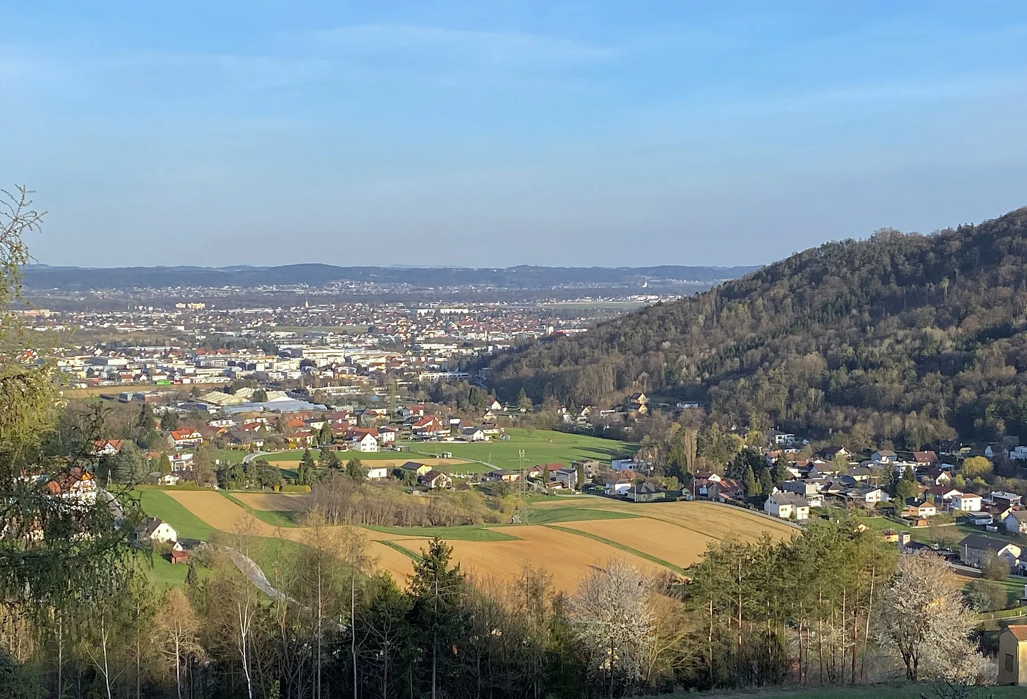 Photo showing: Blick über Webling (Vordergrund), Straßgang (dahinter) und Florianiberg (rechts). Blickrichtung Südosten.