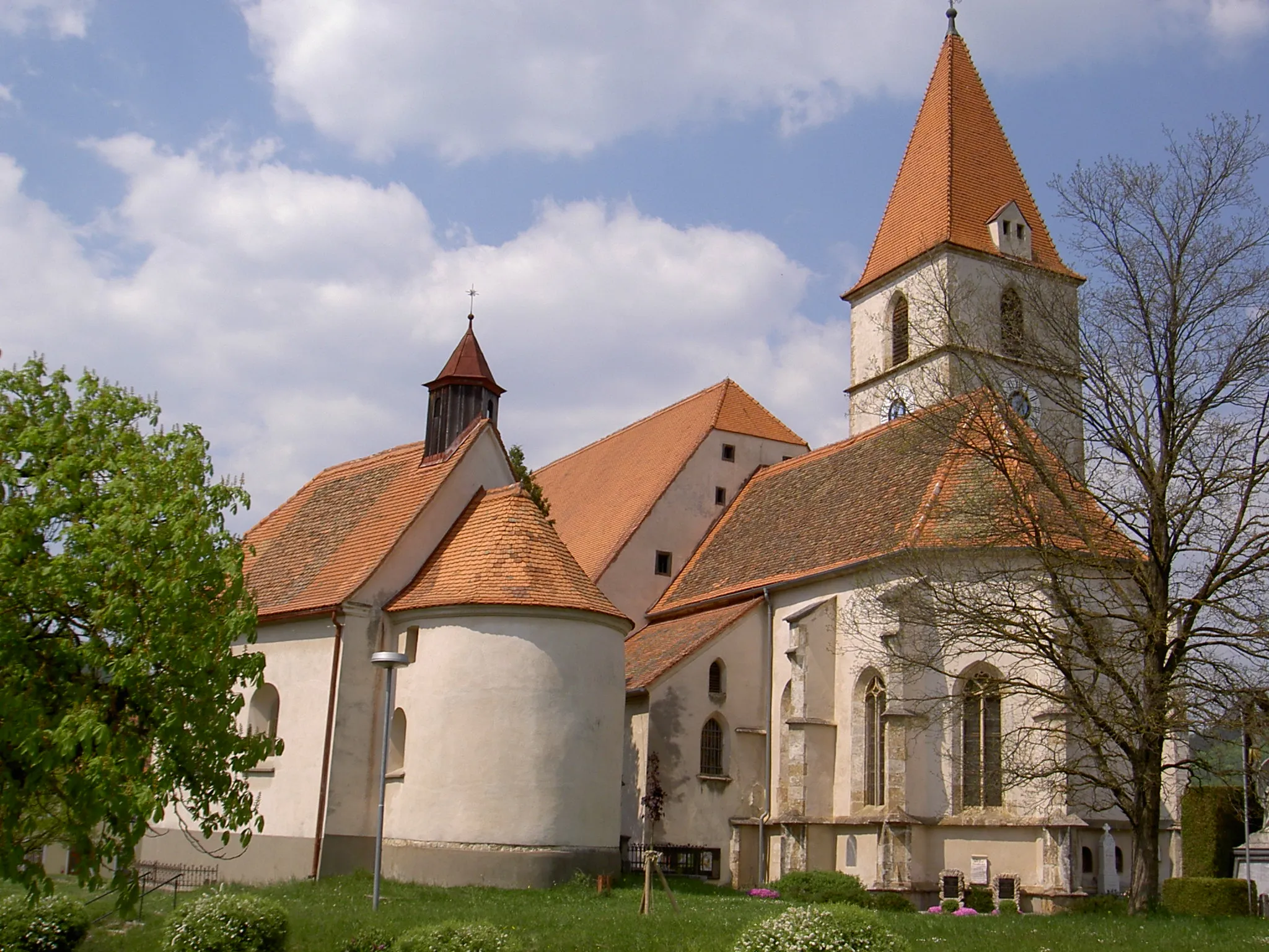 Photo showing: Church of Semriach, Styria, Austria. To the left the cemetery chapel.