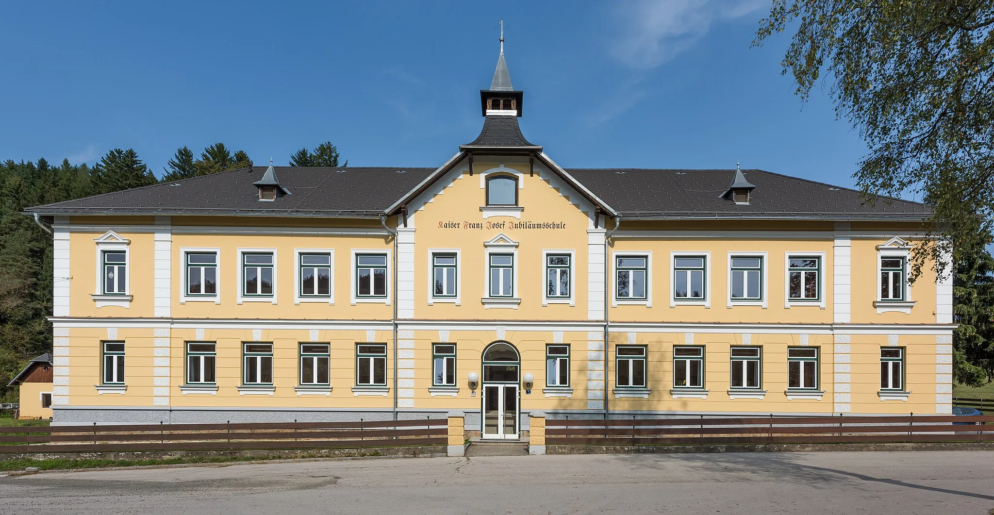 Photo showing: Elementary school (Kaiser-Franz-Josef-Jubiläumsschule) in Meiselding 23, municipality Mölbling, district Sankt Veit, Carinthia, Austria, EU