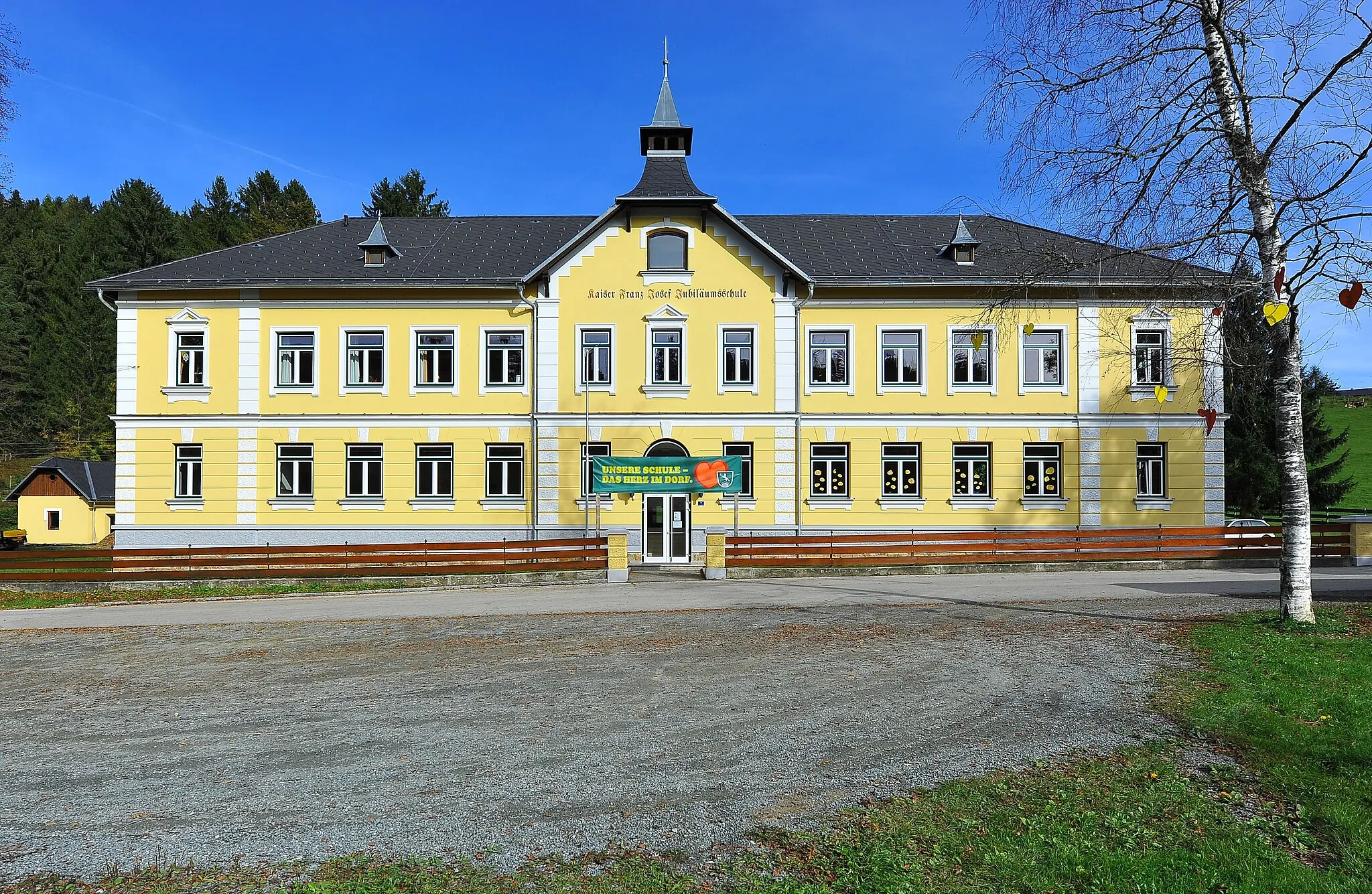 Photo showing: Elementary school (Kaiser-Franz-Josef-Jubiläumsschule) in Meiselding 23, municipality Mölbling, district Sankt Veit, Carinthia, Austria, EU