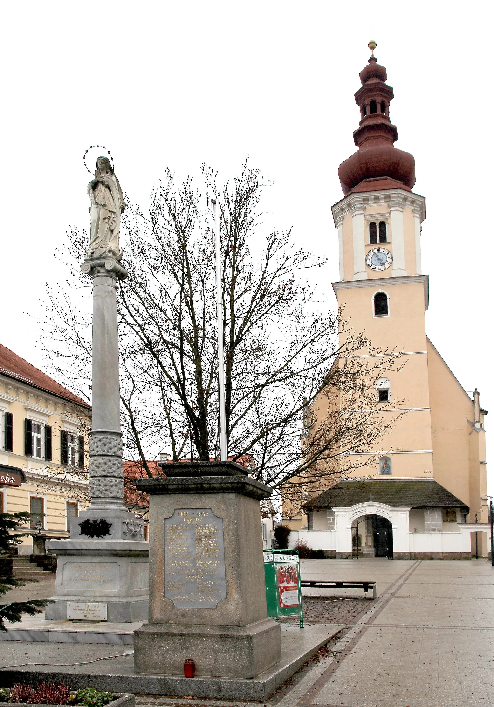 Photo showing: Mariensäule mit Kriegerdenkmal