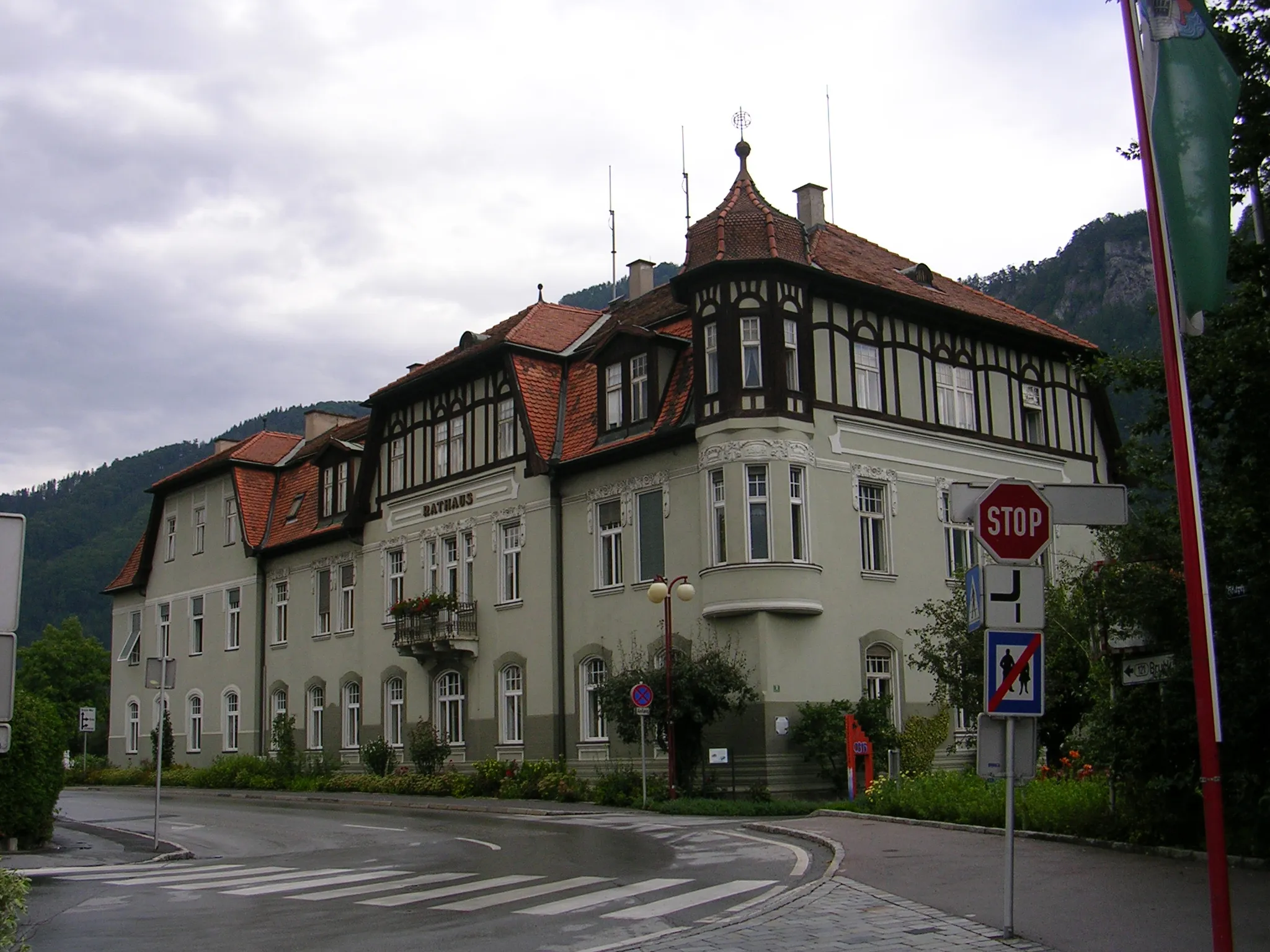 Photo showing: Das Rathaus (ehemaliges Sanatorium) in der Brucker Straße 2 in Frohnleiten (Bezirk Graz-Umgebung).