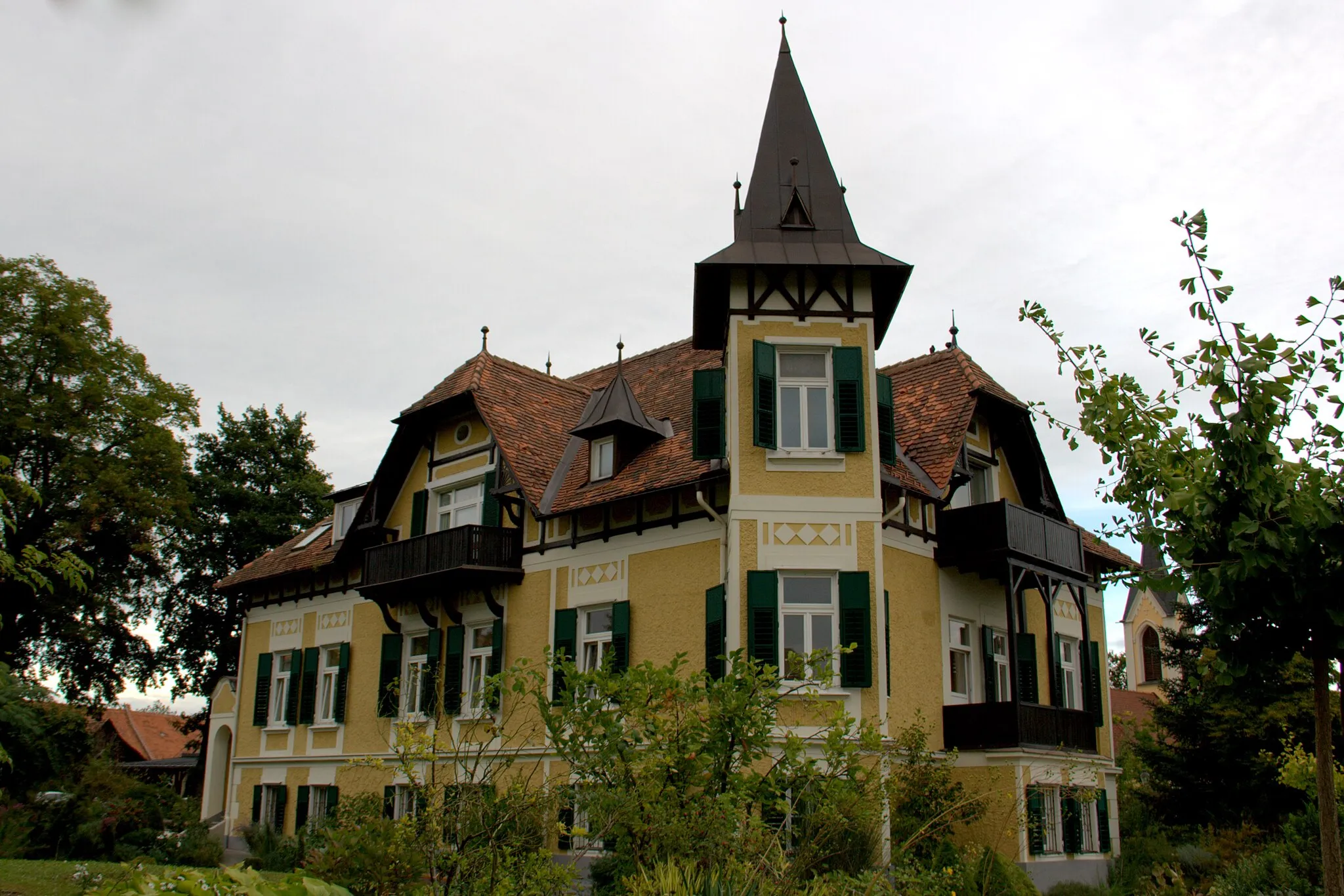 Photo showing: Villa