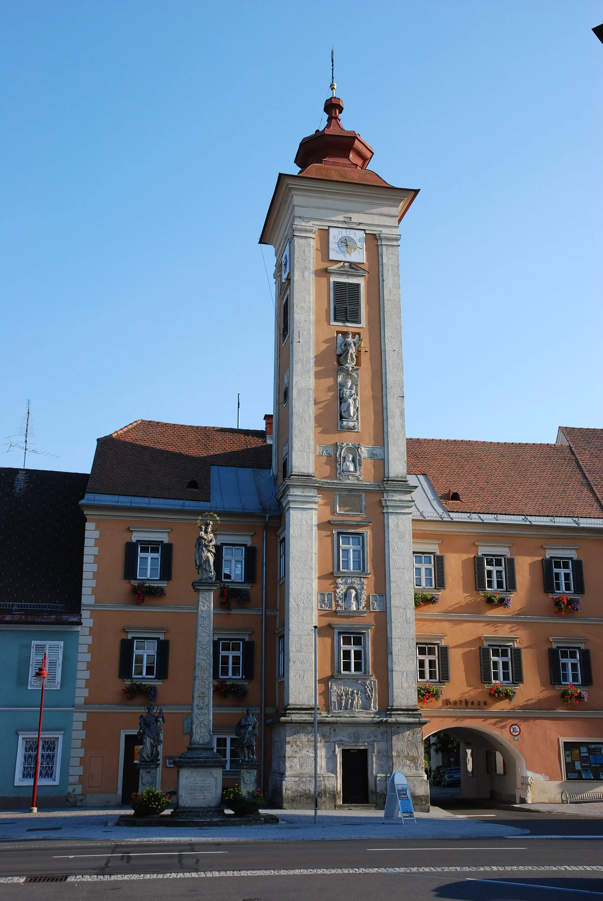 Photo showing: Town hall Mureck, in front the Marian column.