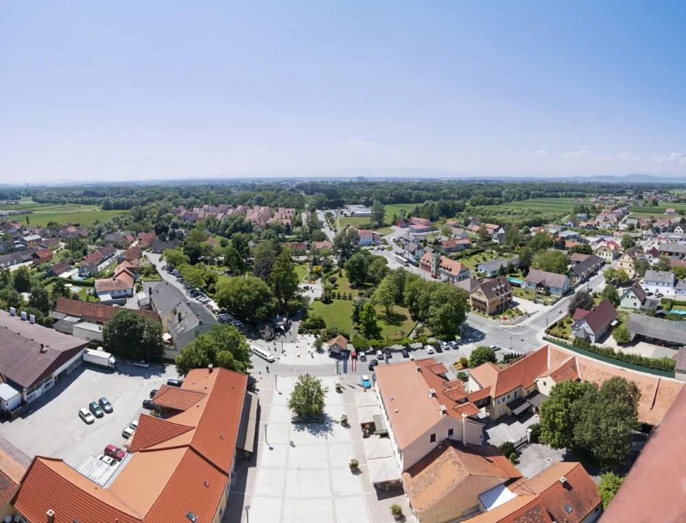 Photo showing: Ortszentrum von Fernitz mit Kirchplatz und Erzherzog-Johann-Park von oben