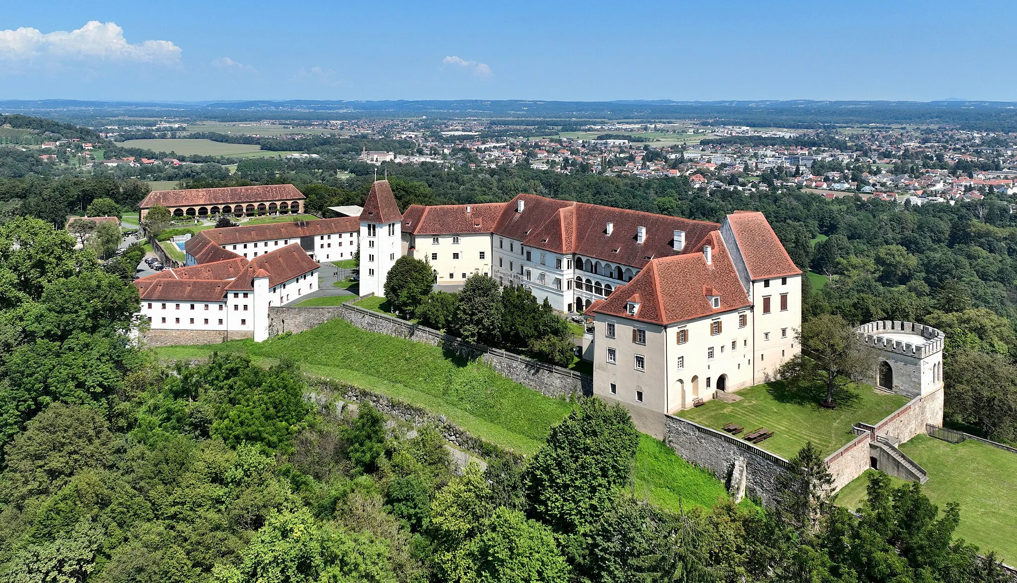 Photo showing: Southwest view of Seggau Castle in Austria.