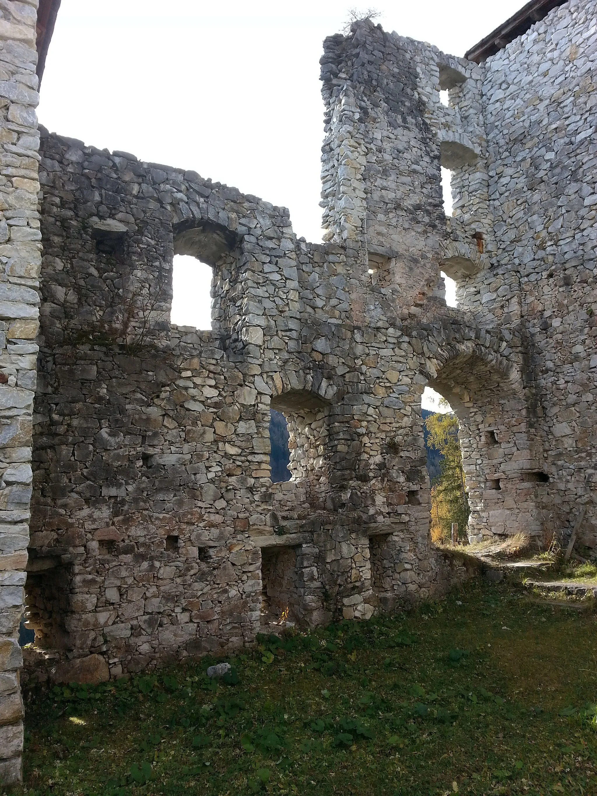 Photo showing: Das Zugangstor zur der Burg Klingenstein vom Innenhof aus gesehen, Steiermark