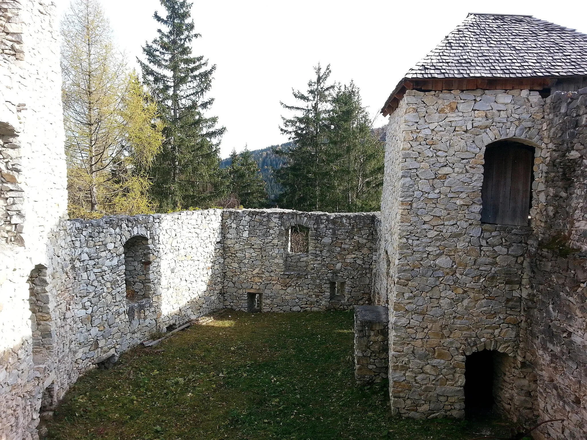 Photo showing: Der Innenhof der Burg Klingenstein vom Bergfried aus gesehen, Steiermark