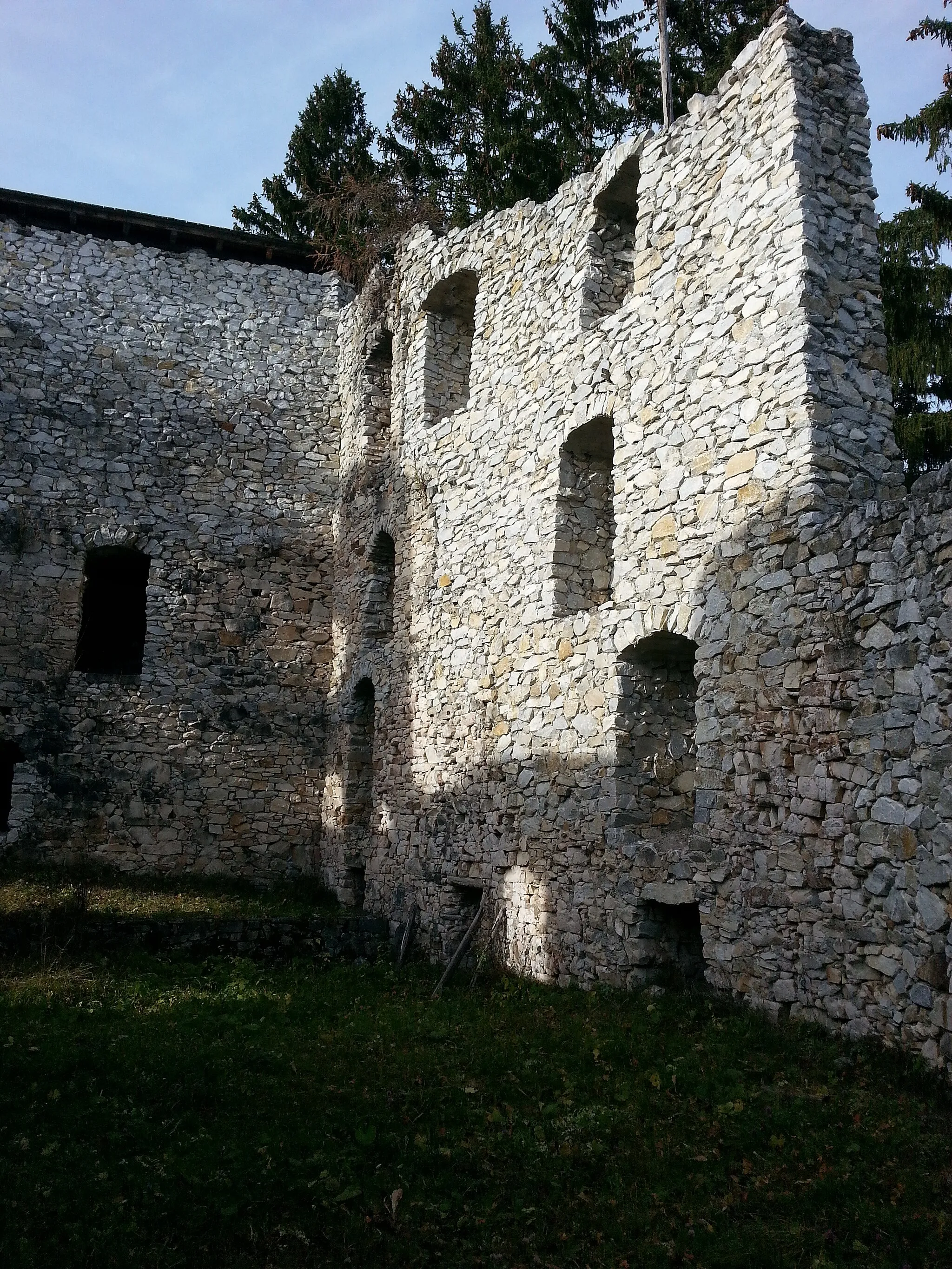 Photo showing: Ein Teil der Mauer der Burg Klingenstein vom Innenhof aus gesehen, Steiermark