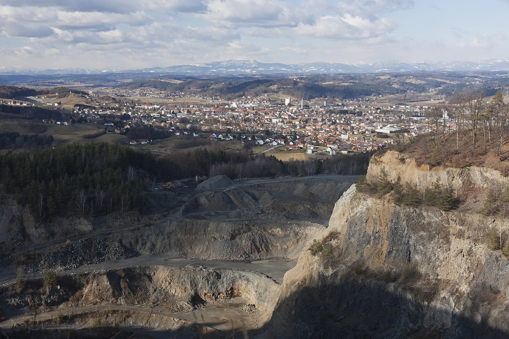 Photo showing: Blick vom Steinberg auf den Steinbruch Mühldorf und die Stadt Feldbach