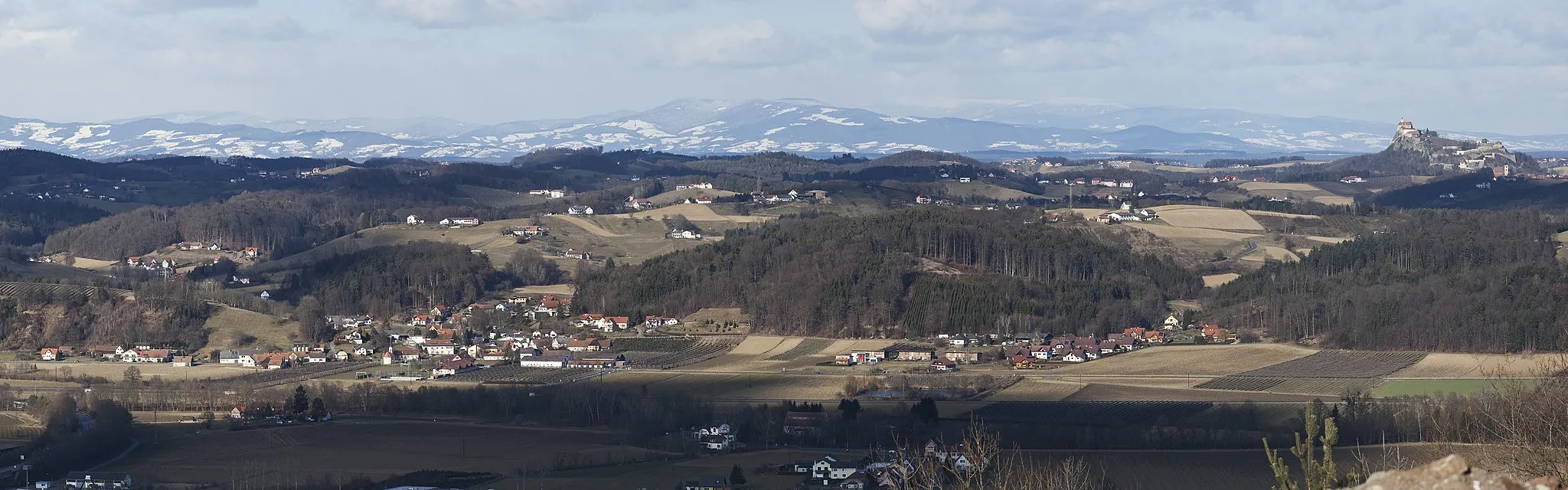 Photo showing: Blick vom Steinberg auf den Ort Raabau und die Riegersburg