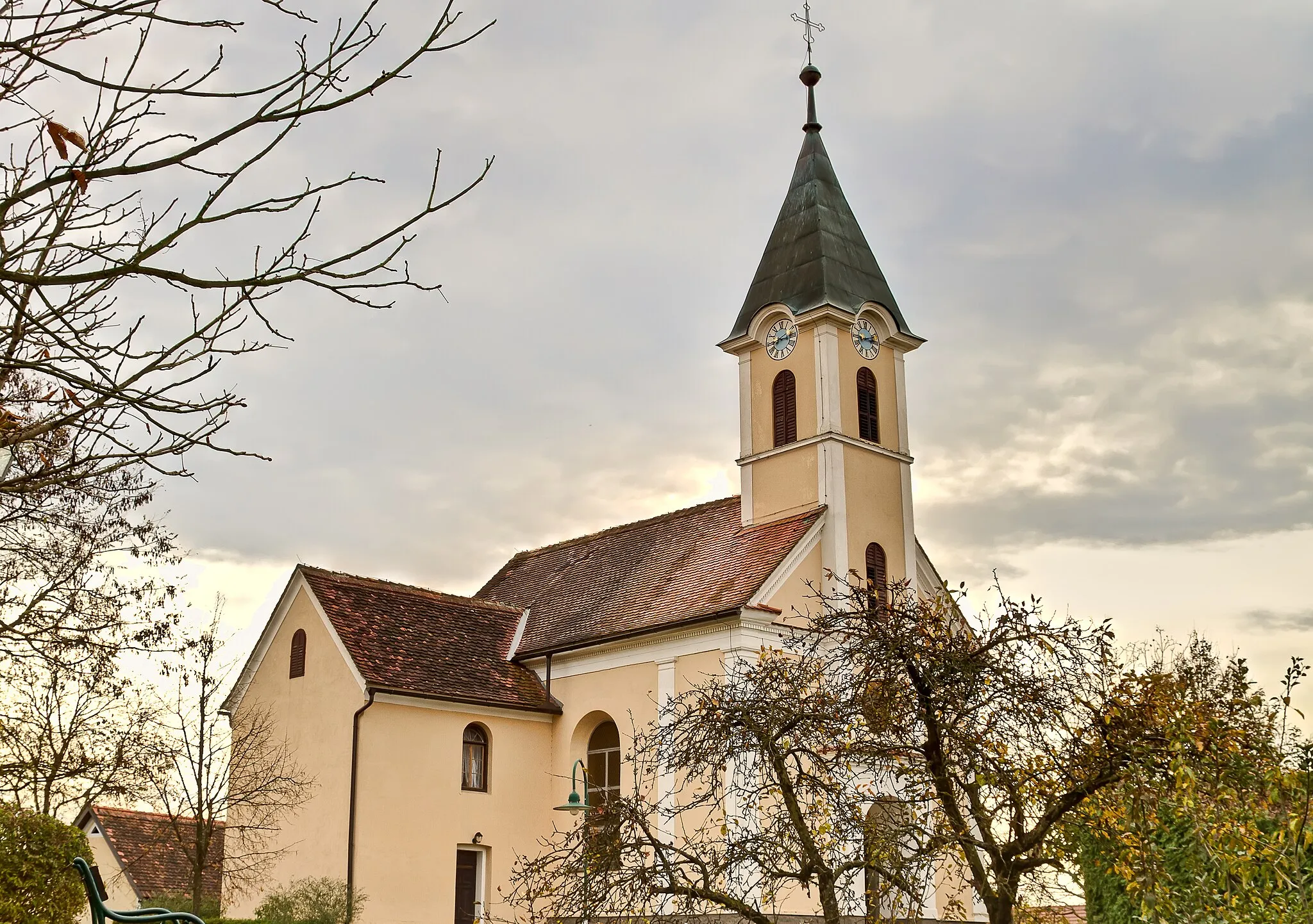 Photo showing: Kath. Filialkirche Herz Jesu Lödersdorf, Feldbach, Steiermark