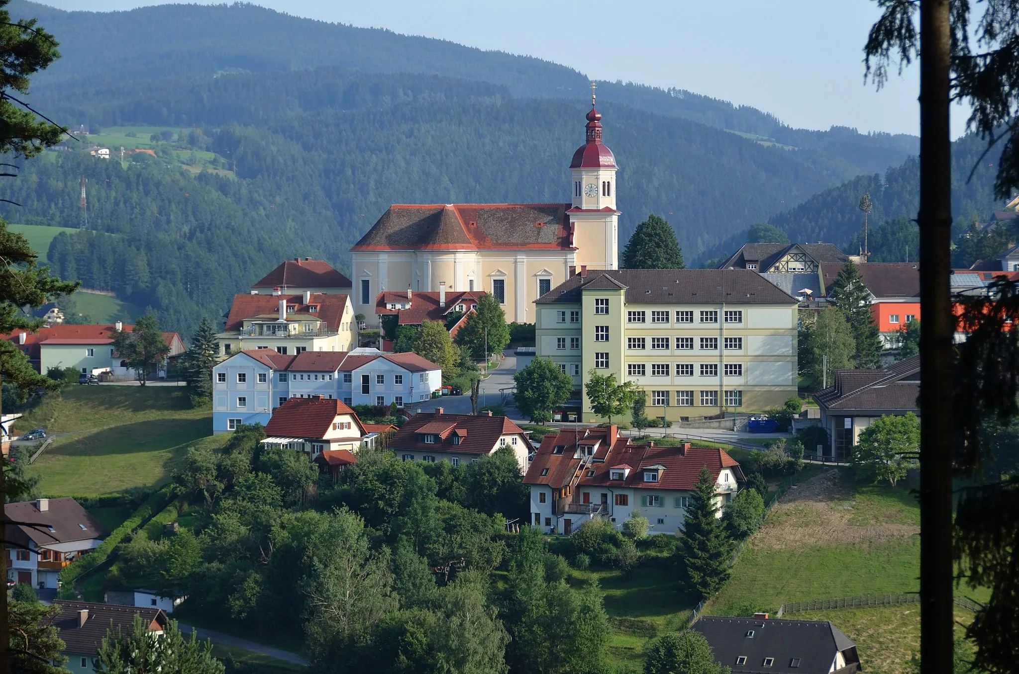 Photo showing: View of Birkfeld, Styria, with the parish church hll. Petrus and Paulus, as seen from the gallow.