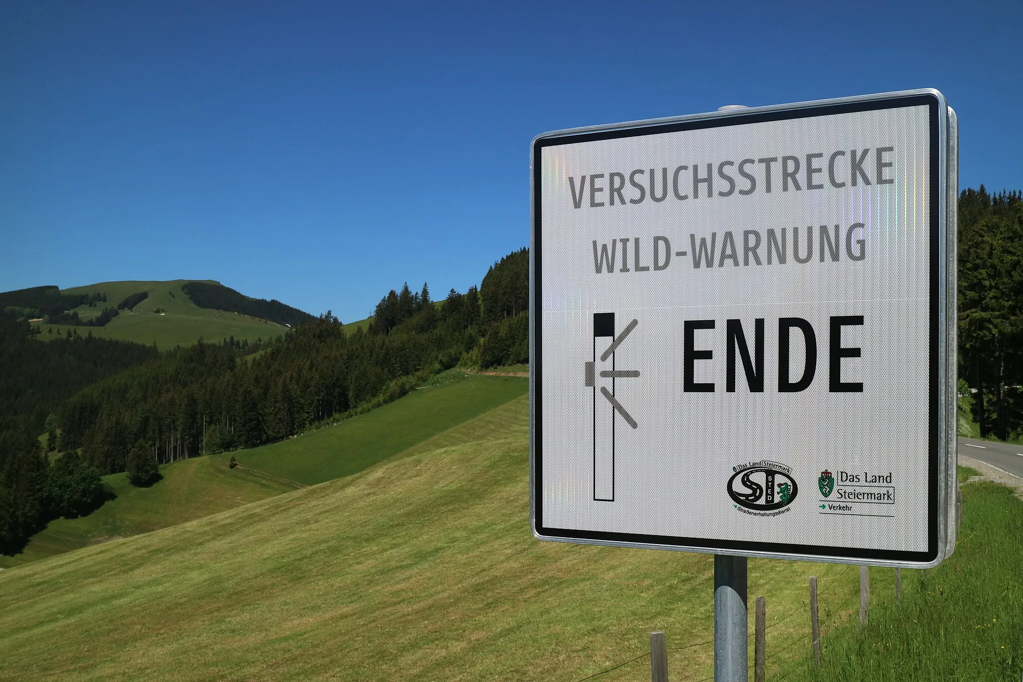 Photo showing: Versuchsstrecke Wild-Warnung zwischen Brandlucken und Sommeralm, Gemeinde Sankt Kathrein am Offenegg, Steiermark