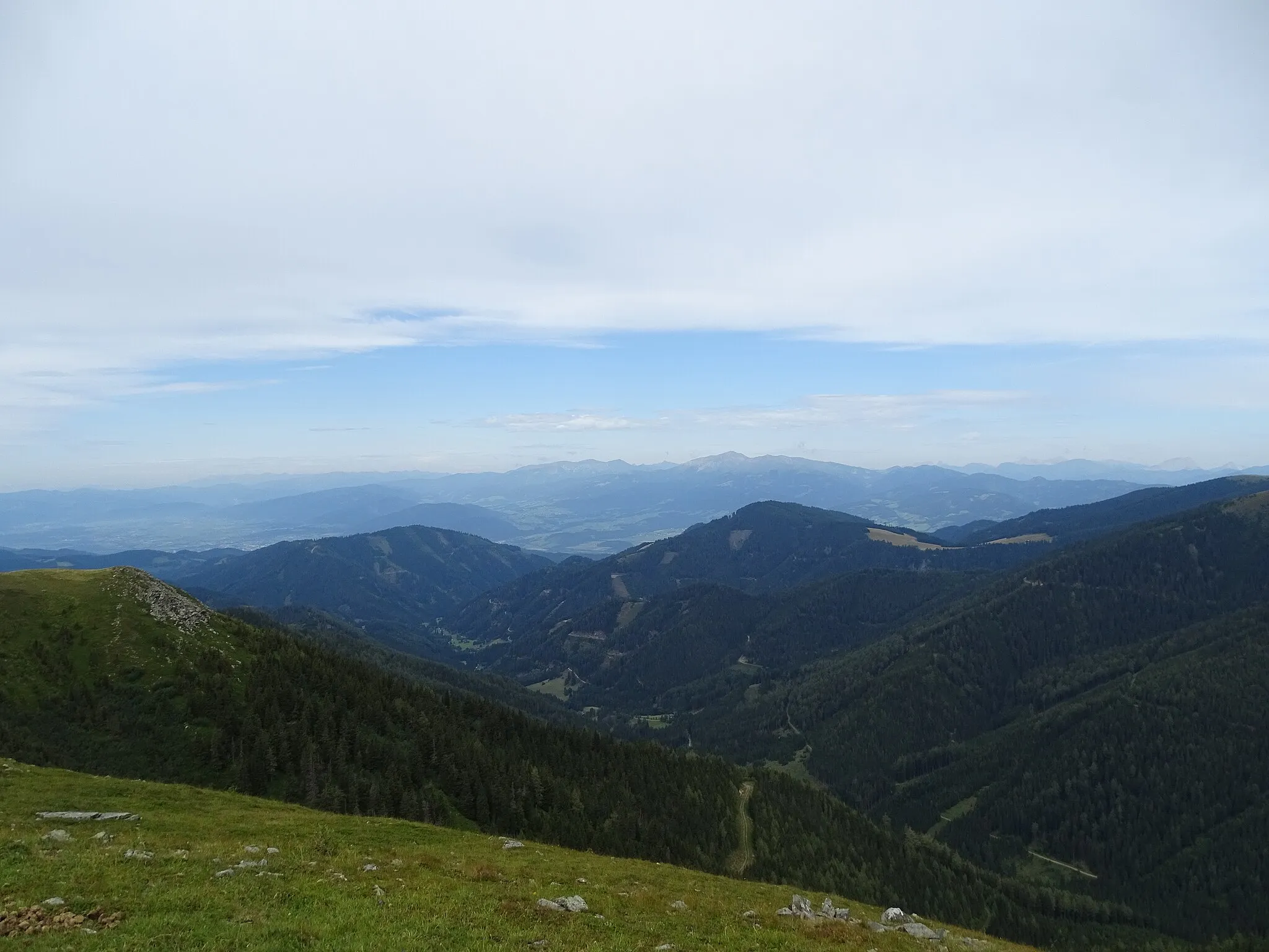 Photo showing: Blick von Osten auf den Weißenbachkogel (rechts vorne), die Hohe Sinn (rechts hinten) und den Moar-zu-Hof-Bühel (links)