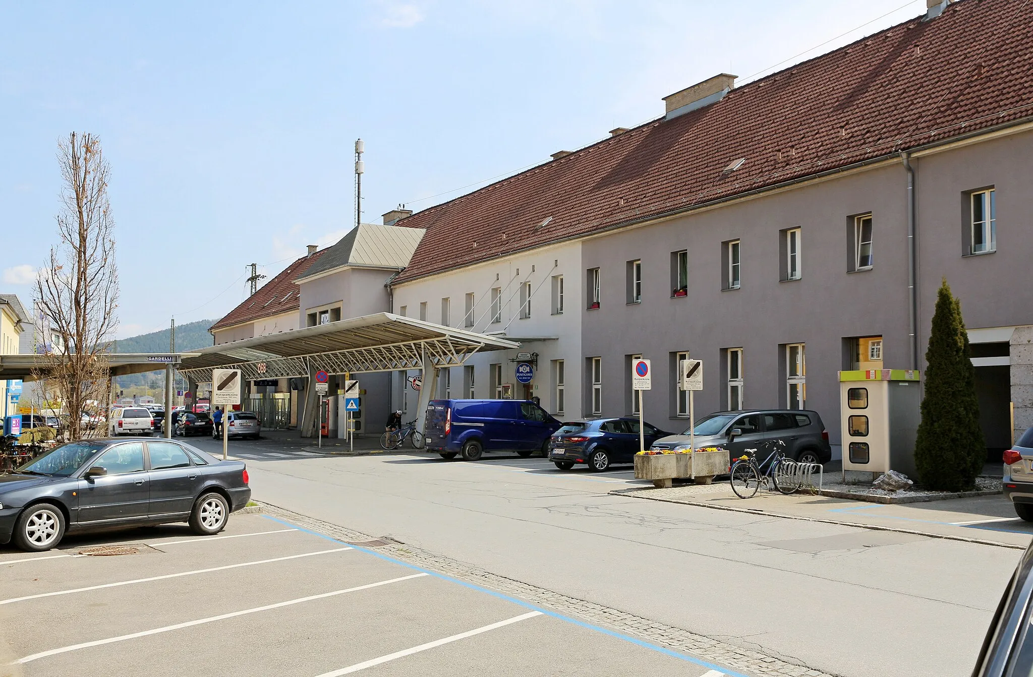 Photo showing: Am Bahnhofsplatz in Knittelfeld, Aufnahmegebäude. Steiermark, Österreich