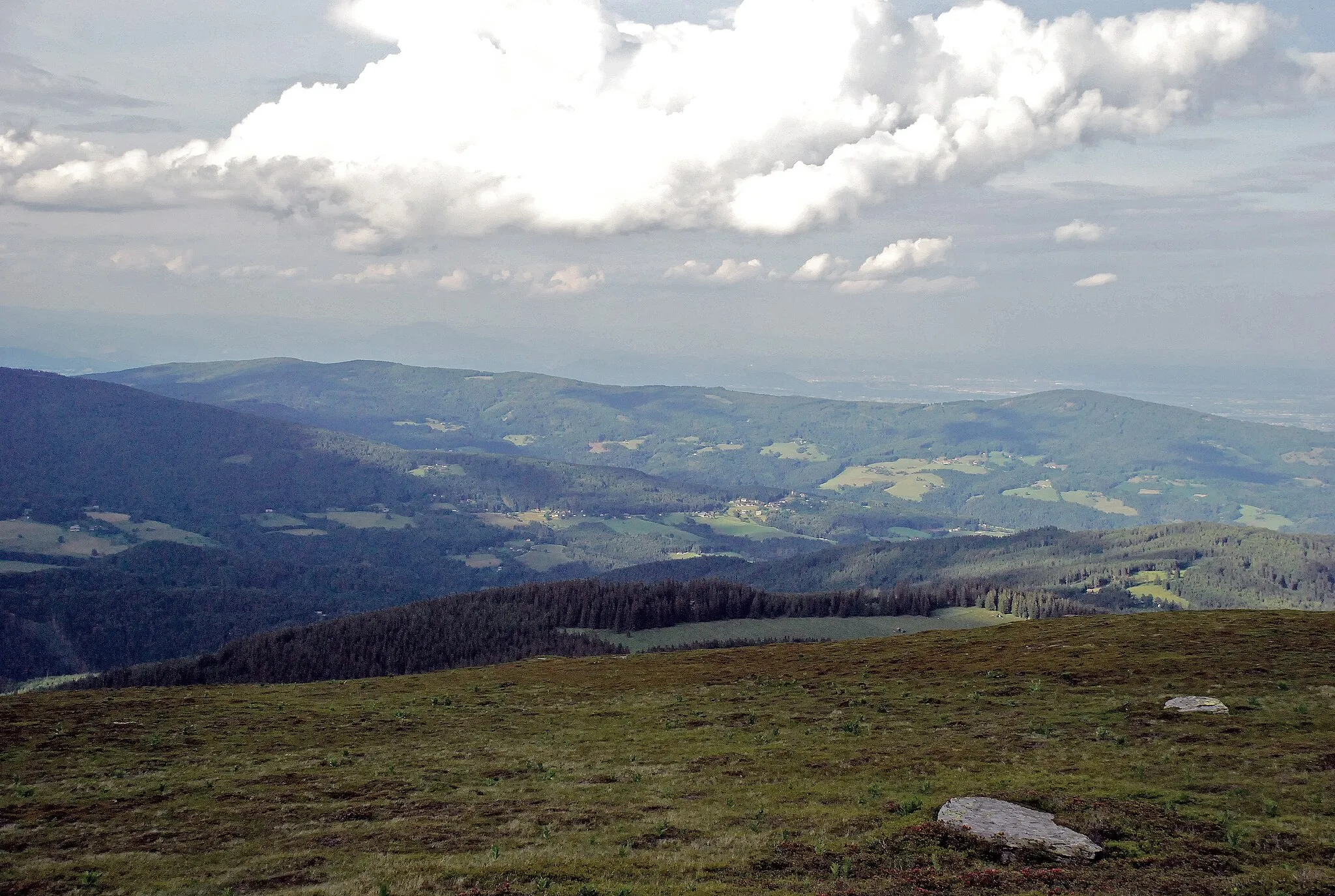 Photo showing: Handalm, Berg in der mittleren Koralpe, Lavanttaler Alpen, Österreich. Im Vordergrund der Gipfelsaum des Poschkogel, im Mittelgrund das obere Laßnitztal, dahinter der Schwarzkogelzug mit St. Oswald in Freiland, dahinter das Wildbachtal, dann rechts der Rosenkogel, links Reinischkogel