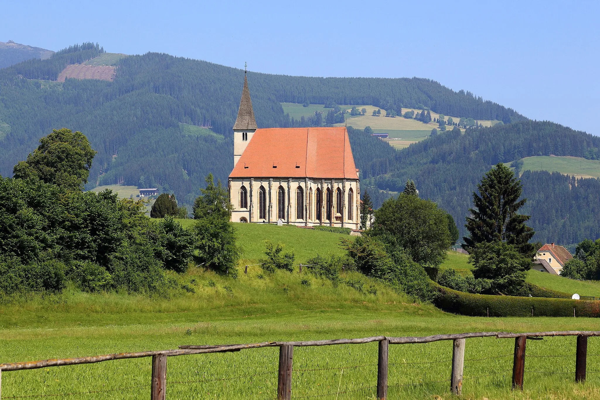 Photo showing: Südostansicht der katholischen Pfarrkirche von St. Marein bei Knittelfeld, ein Ortsteil der österreichischen Gemeinde St. Marein-Feistritz im steirischen Bezirk Murtal. Eine zweischiffige Hallenkirche in erhöhter Lage, die Mitte des 15. Jahrhunderts errichtet wurde. 1480 wurde die Kirche von den Türken geplündert und beschädigt. Vom Vorgängerbau ist die wohl 1364 gestiftete Annakapelle noch erhalten und dient als Sakristei. Weiters sind Teile der Nord- und Westmauer sowie das Turmuntergeschoß vom Vorgängerbau miteingebunden.