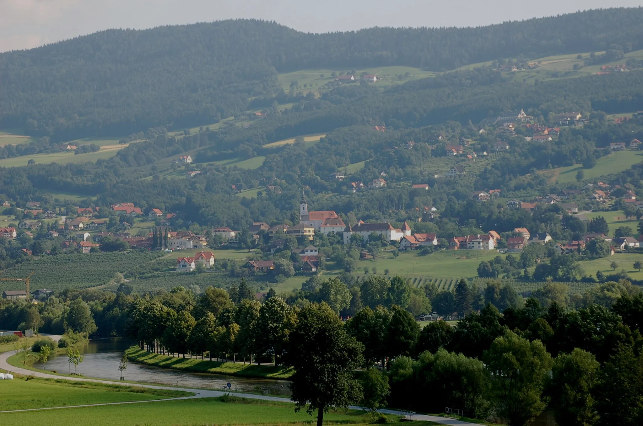 Photo showing: Stubenberg in Styria. In the foreground the river Feistritz can be seen; the lake Stubenbergsee is hidden by the trees in the right part of the picture.
