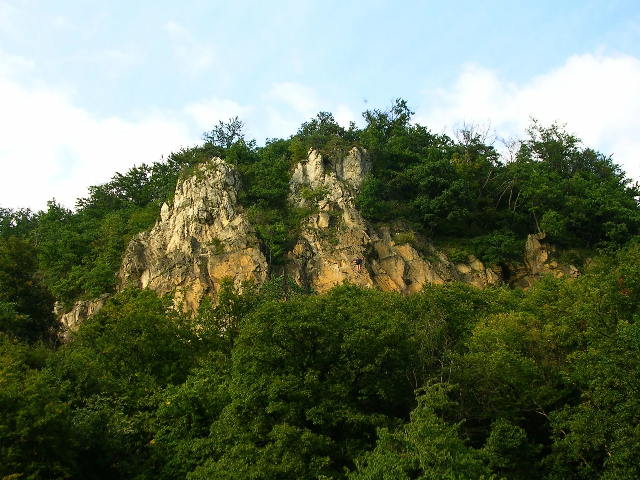 Photo showing: Calcarious rocks, much frequented by climbers