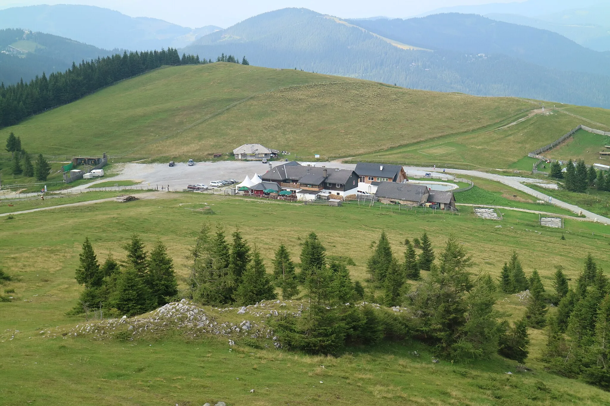 Photo showing: Blick vom Wölkerkogel zum Alten Almhaus, Stubalpe (Steiermark)