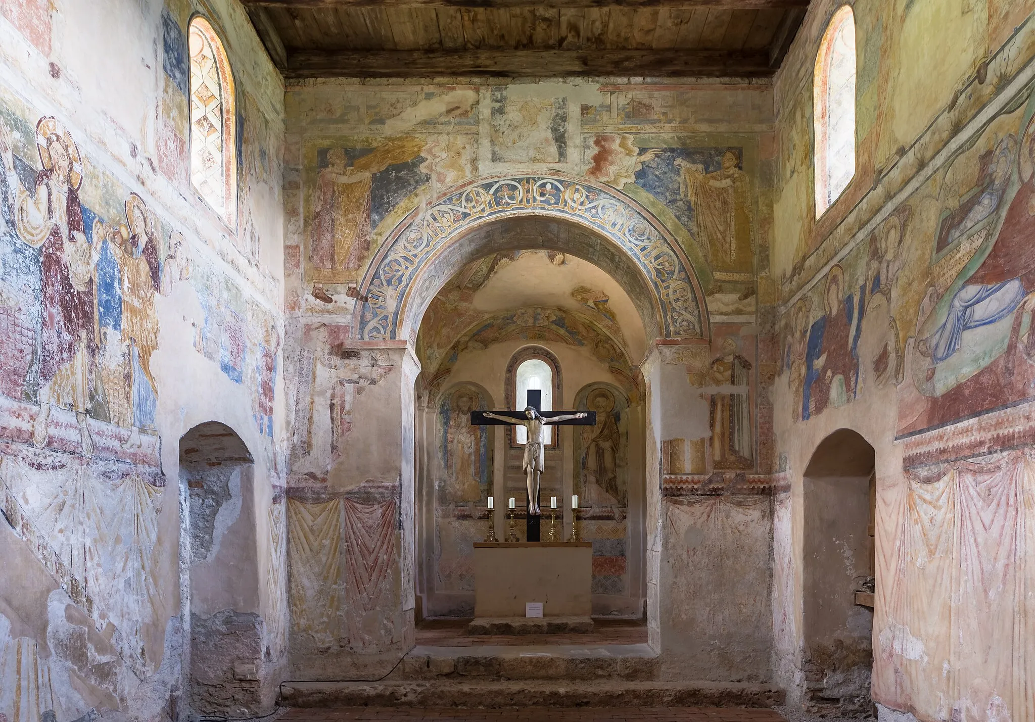 Photo showing: Romanesque Chapel of St. John in Pürgg, Styria, Austria. The frescos date from the 12th century, probably around 1160, the crucifix from the 11th century.