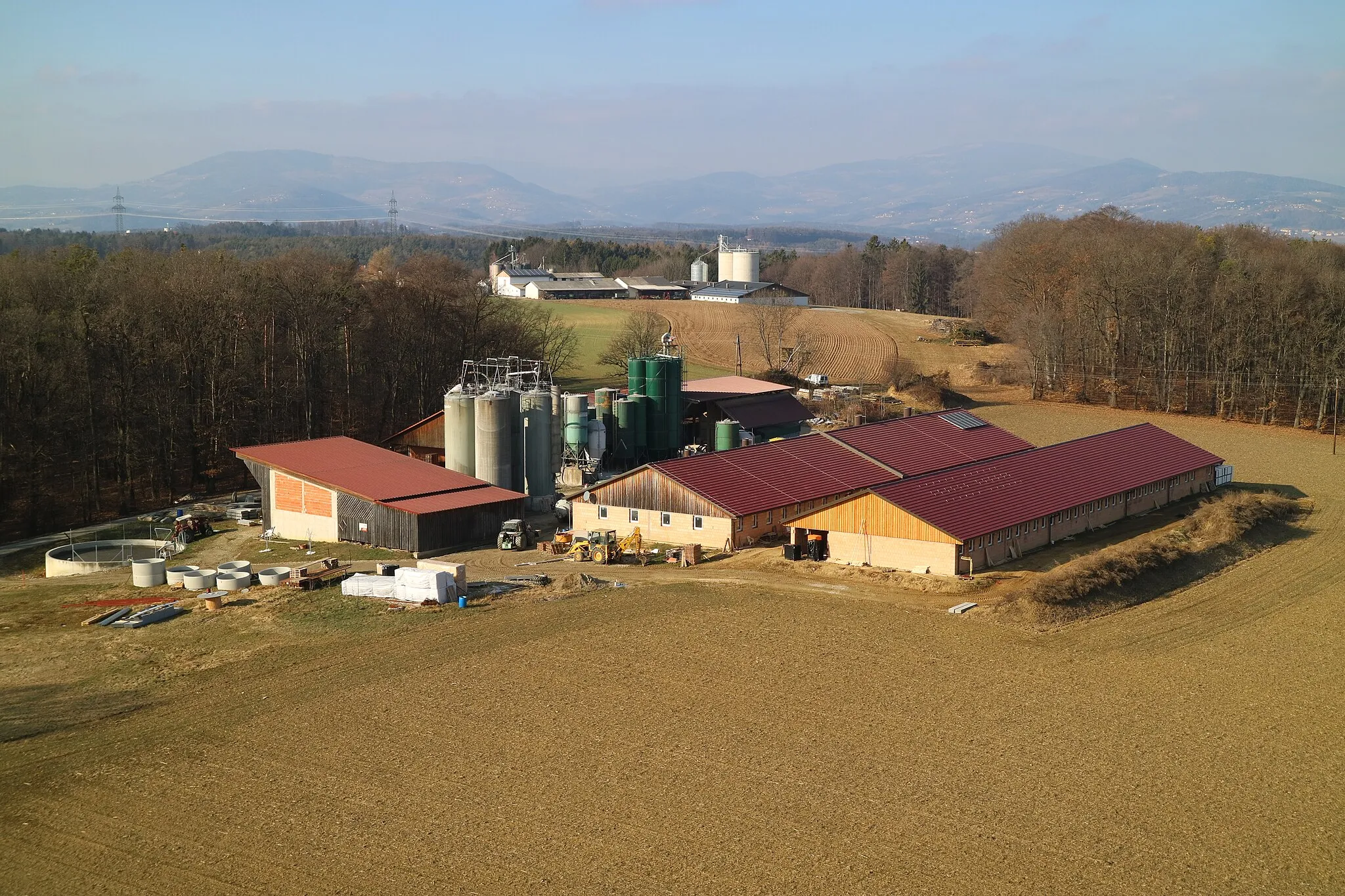 Photo showing: Bauernhof bei Auffen, am Horizont Kulm und Rabenwaldkogel, Gemeinde Hartl, Steiermark