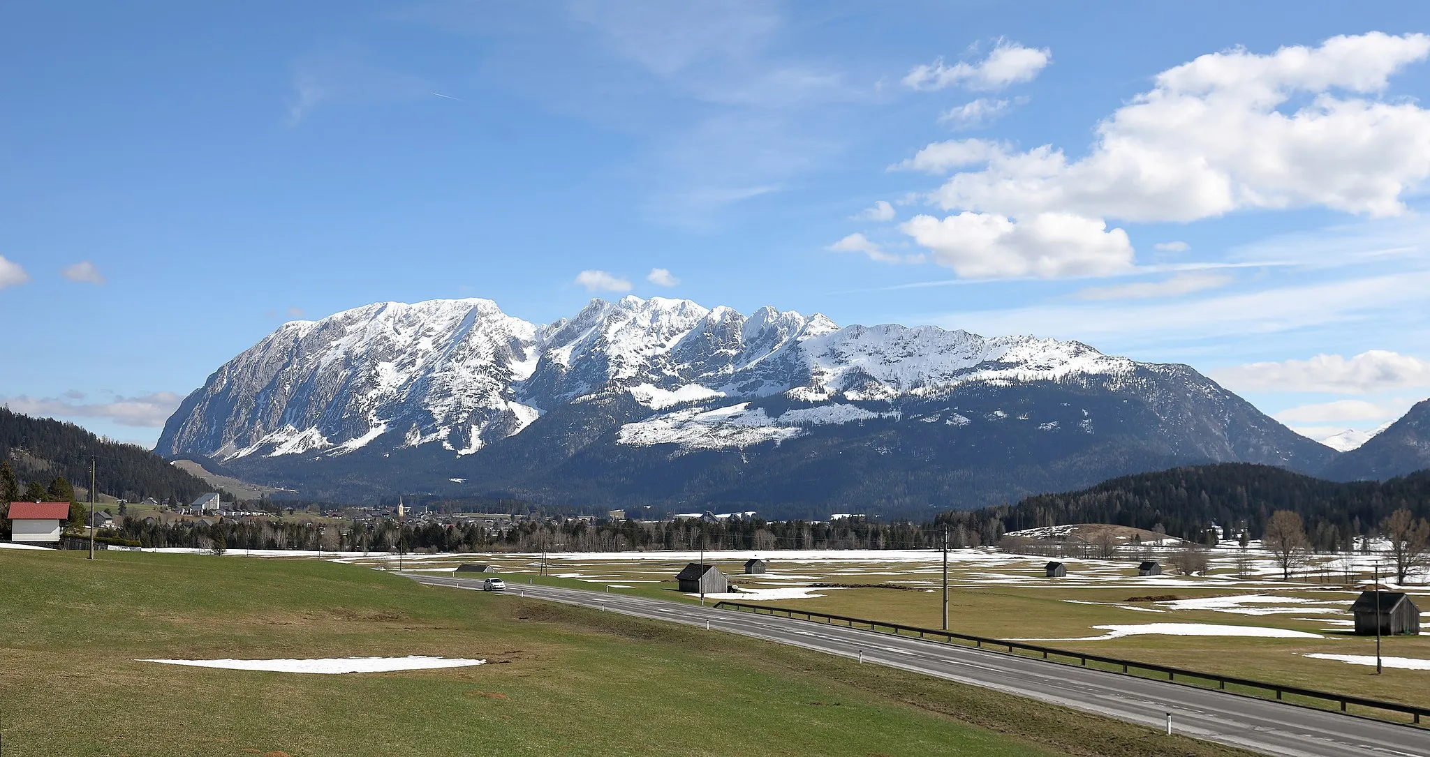 Photo showing: Nordwestansicht des Gebirgsstockes Grimming in der Steiermark. Der isolierte Gebirgsstock befindet sich zwischen dem Dachsteingebirge, dem Toten Gebirge sowie den Niederen Tauern und wird zum Dachsteingebirge gezählt. Markante Höhen sind von Nordosten: Multereck (2176 m), (Hoher) Grimming (2351 m), Schartenspitze (2328 m), Steinfeldspitze (2290 m), Zwölfer (2146 m), Krautschwellereck (1959 m), Zehnerspitze (1879 m) und Mittereck (1695 m).