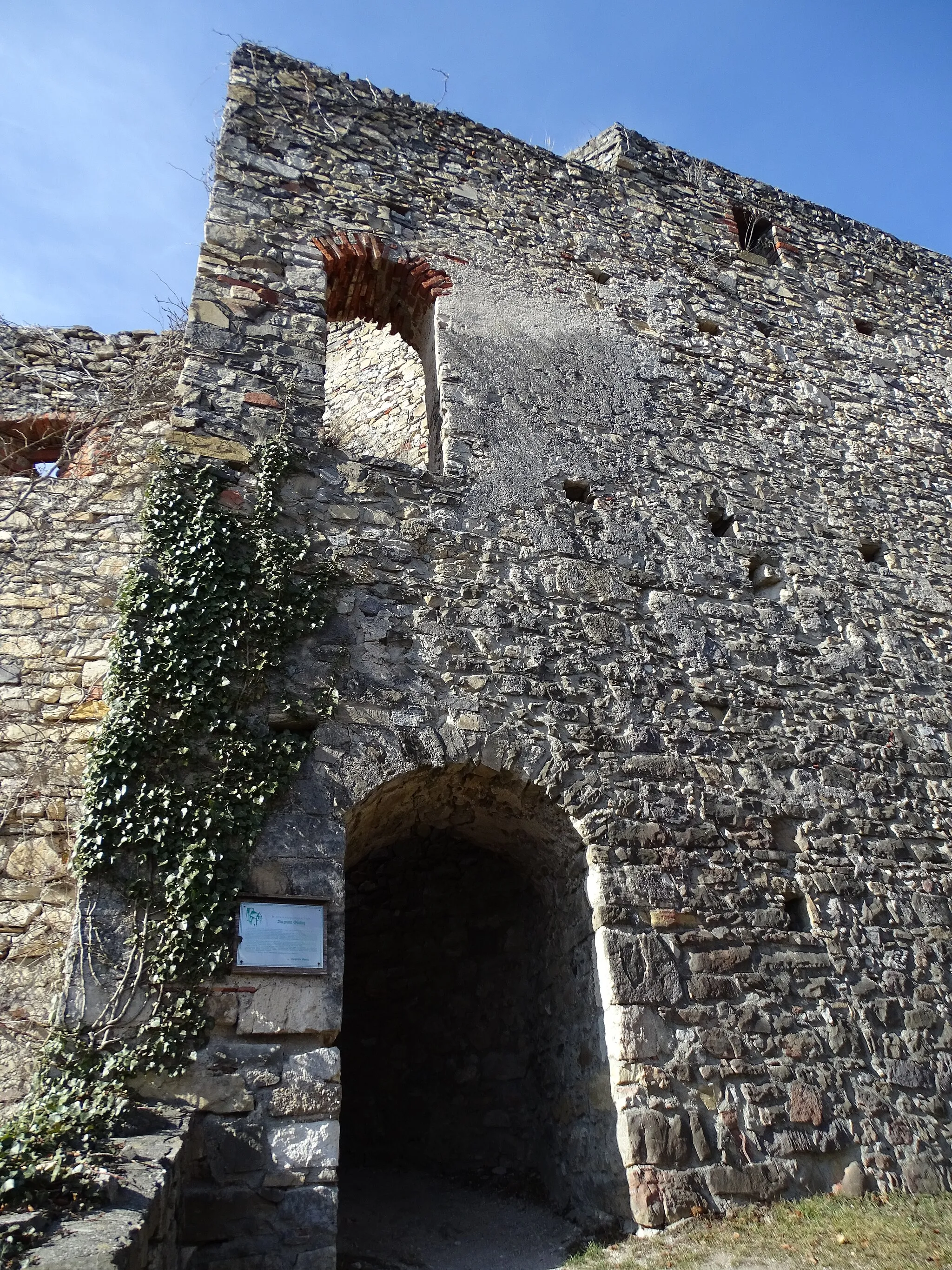 Photo showing: Durchgang durch die, den Fünfeckturm im westlichen Teil der Burgruine Gösting umgebende Mauer