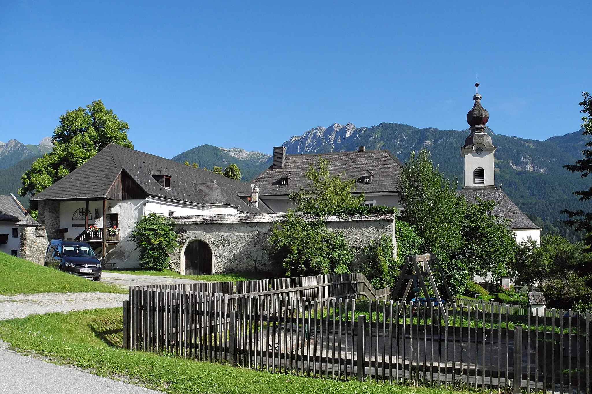 Photo showing: Dekanatsmuseum mit Zehentspeicher und Pfarrkirche des hl. Johannes des Täufers in Haus im Ennstal