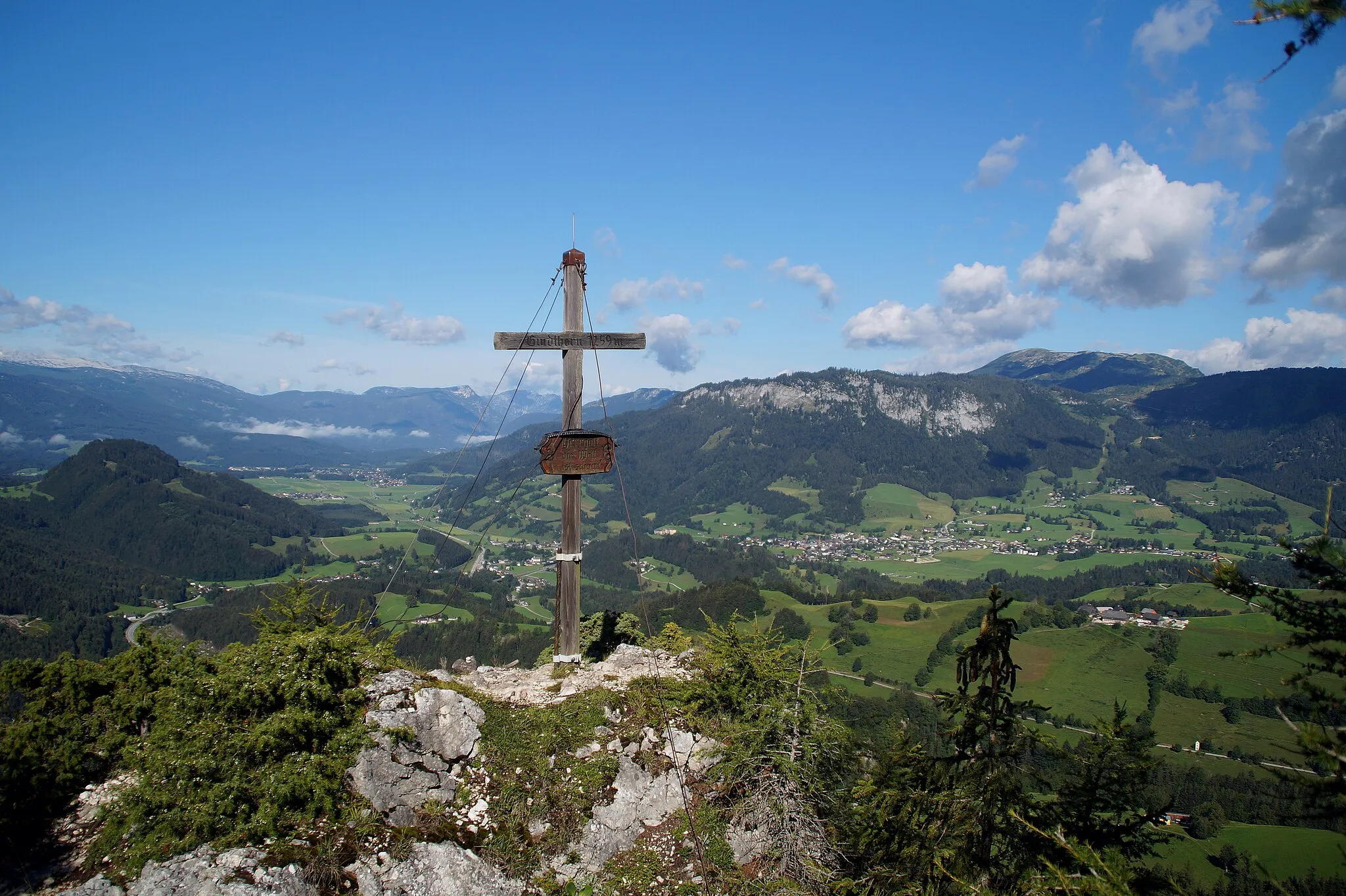 Photo showing: Am Gindlhorn, Gipfelkreuz, Blick nach de:Bad Mitterndorf (links) und de:Tauplitz (rechts). Stainach-Pürgg, Steiermark, Österreich