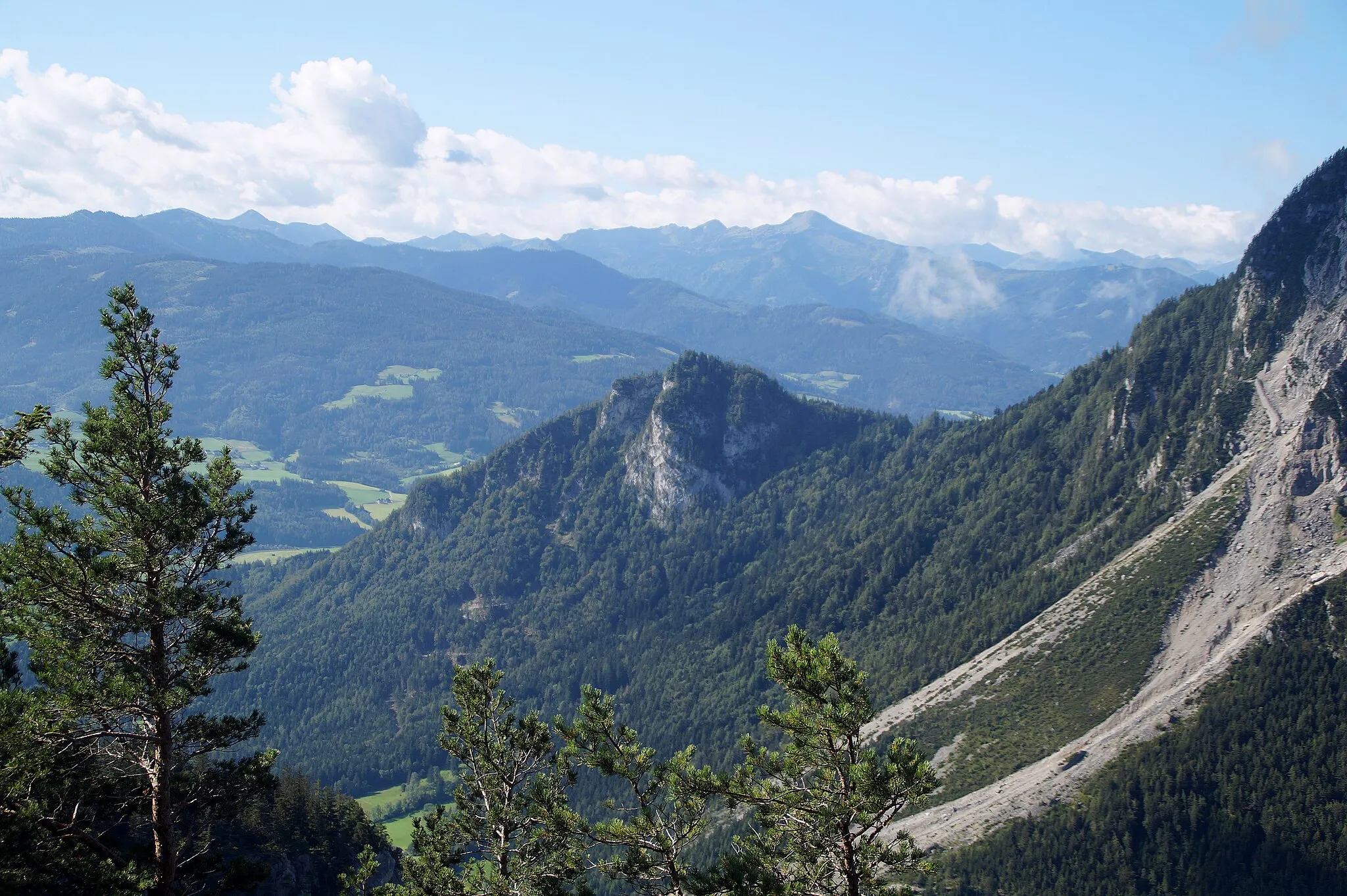 Photo showing: Am Gindlhorn, Blick zum Tressenstein, einem südlichen Vorgipfel des de:Grimming, und zu den de:Schladminger Tauern. Stainach-Pürgg, Steiermark, Österreich