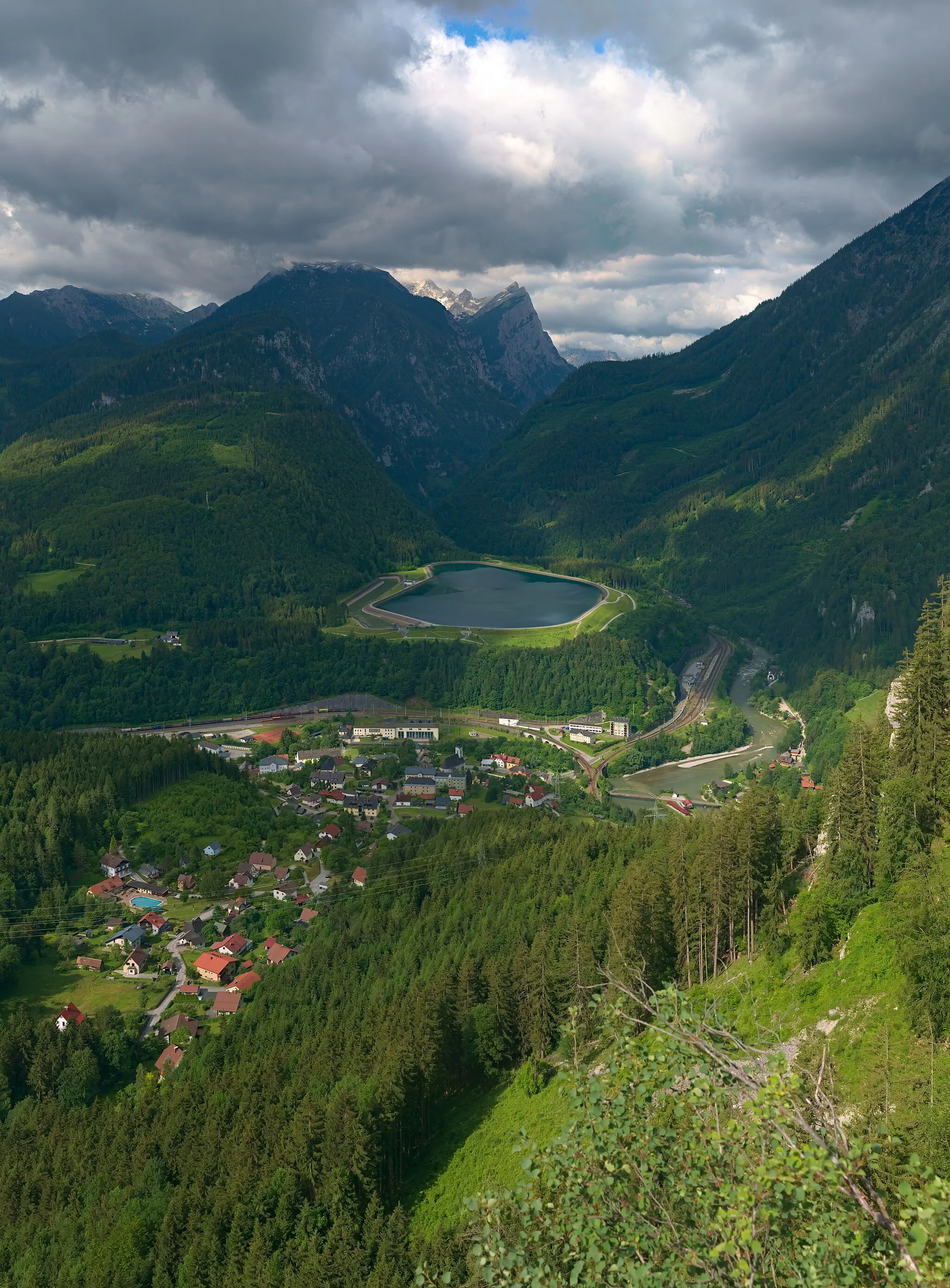 Photo showing: Hieflau Kirchbichl, the Stausee Hieflau and view into Gesäuse from Schafböndl.  This is a high-resolution panorama stiched from 26 individual pictures.