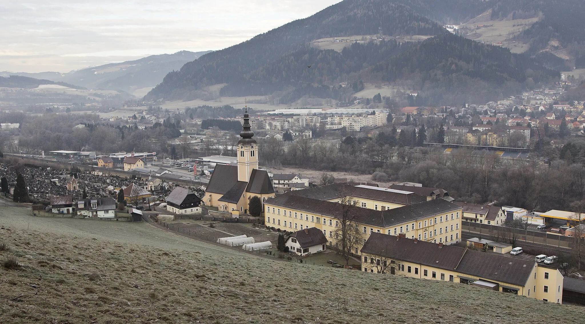 Photo showing: Die Kirche Sankt Ruprecht und das Pius Institut in Bruck an der Mur