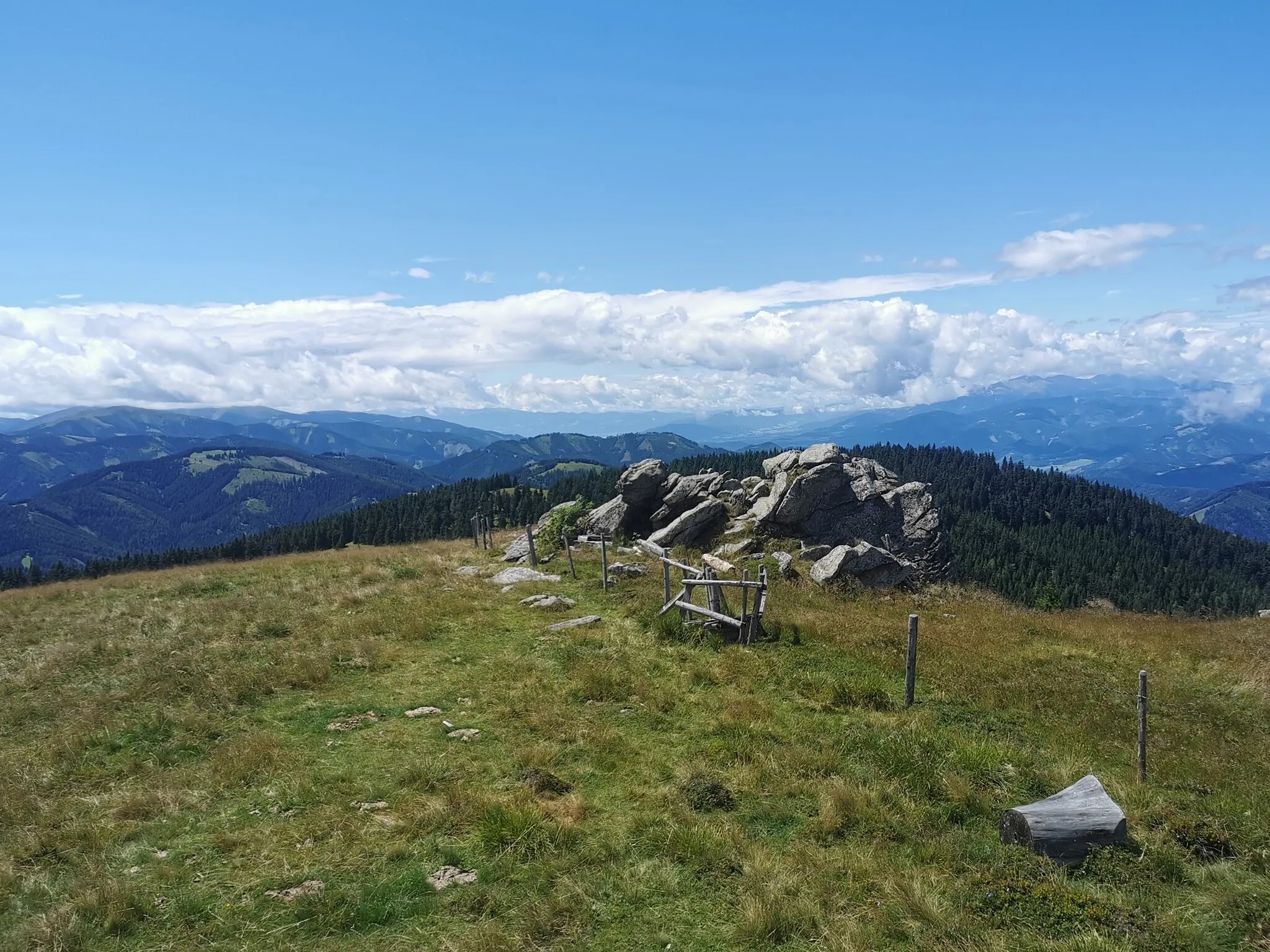 Photo showing: Felsformation am Gipfel des Wetterkogels in der Hochalpe (Gleinalpe), Steiermark.