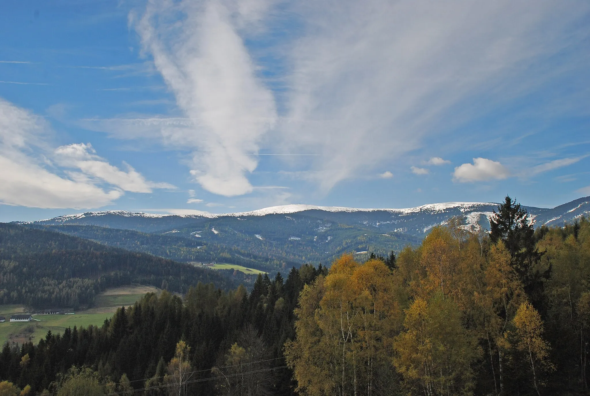 Photo showing: Handalm (links Glashüttenkogel mit Moseralm, rechts Weberkogel mit Wildbachalm) in der Koralpe in Osterwitz, Deutschlandsberg, Steiermark, Österreich. Im Vordergrund Wald in Kloster, links Bauernhof Fastlbauer in Osterwitz.