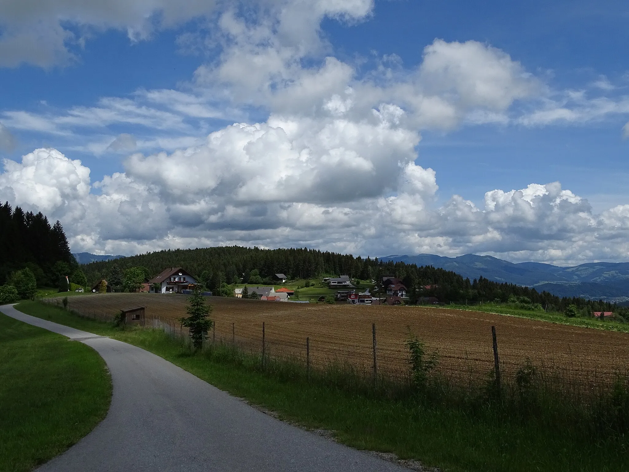 Photo showing: Blick vom Kreuzlippweg von Süden auf den Ort Anger an der Grenze zwischen den Bezirken Graz-Umgebung und Weiz