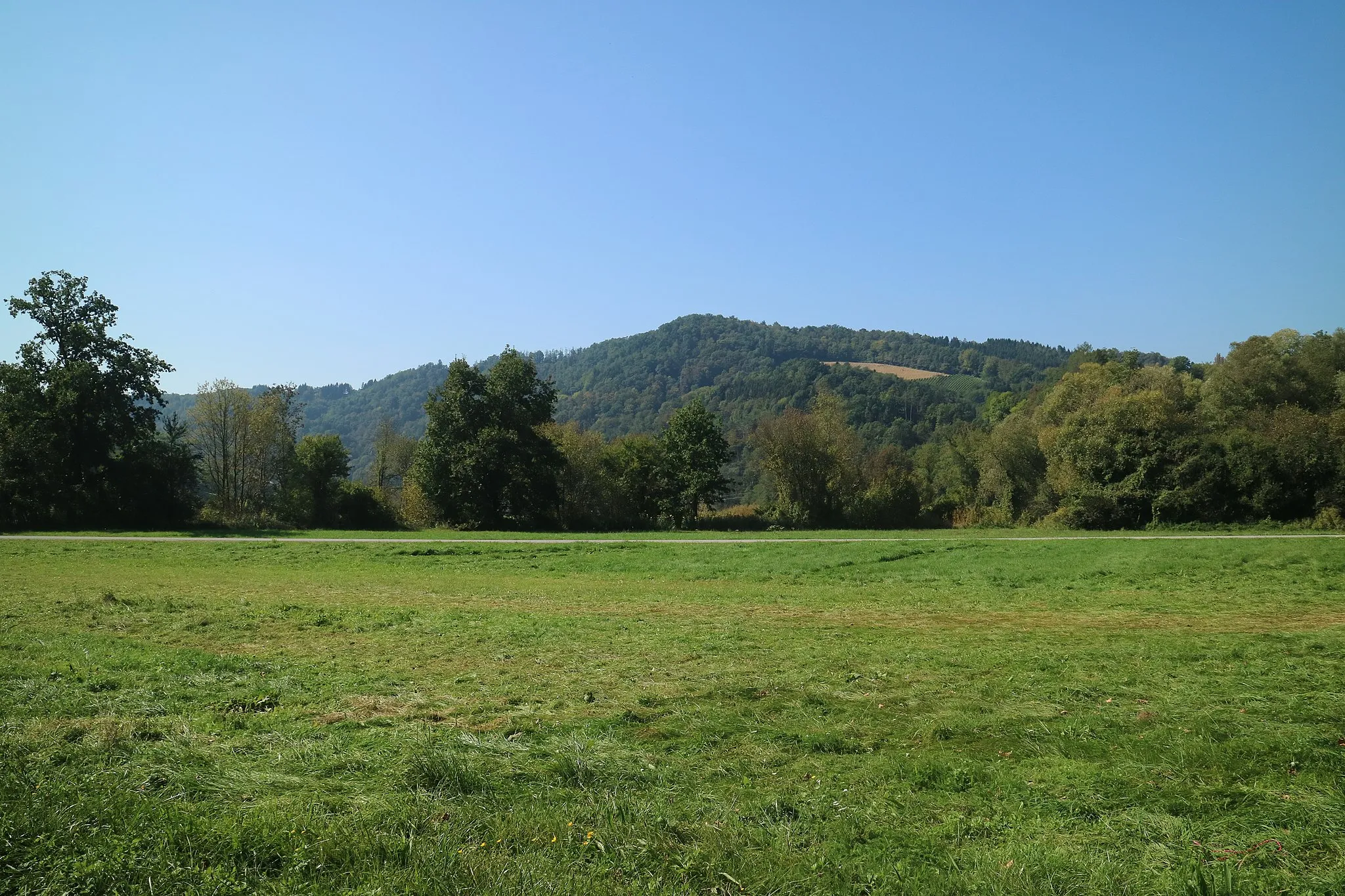 Photo showing: Kreuzkogel von Osten, Gemeinde Leibnitz (Südsteiermark)