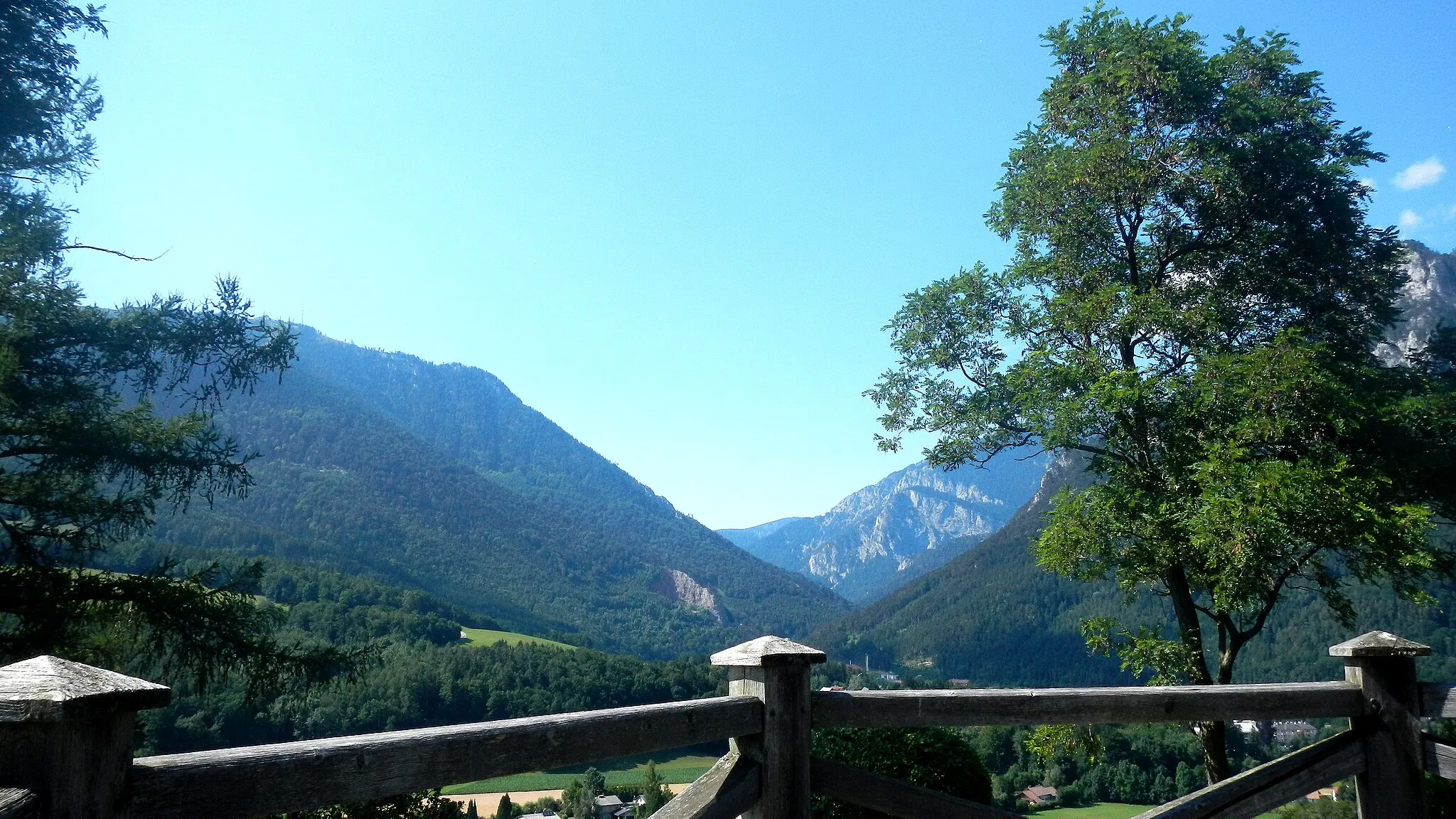 Photo showing: Kletschka-Höhe, Aussichtspunkt in Reichenau an der Rax, Niederösterreich, am Schwarzatal (Höllental) mit Blick auf Rax und Schneebergmassiv. Benannt nach Georg Kletschka, k. k. Conviktinspektor der Univ. Wien (1800-1838). Er gilt als einer der Begründer des Rufs von Reichenau als Ort für Sommeraufenthalte (Sommerfrische)