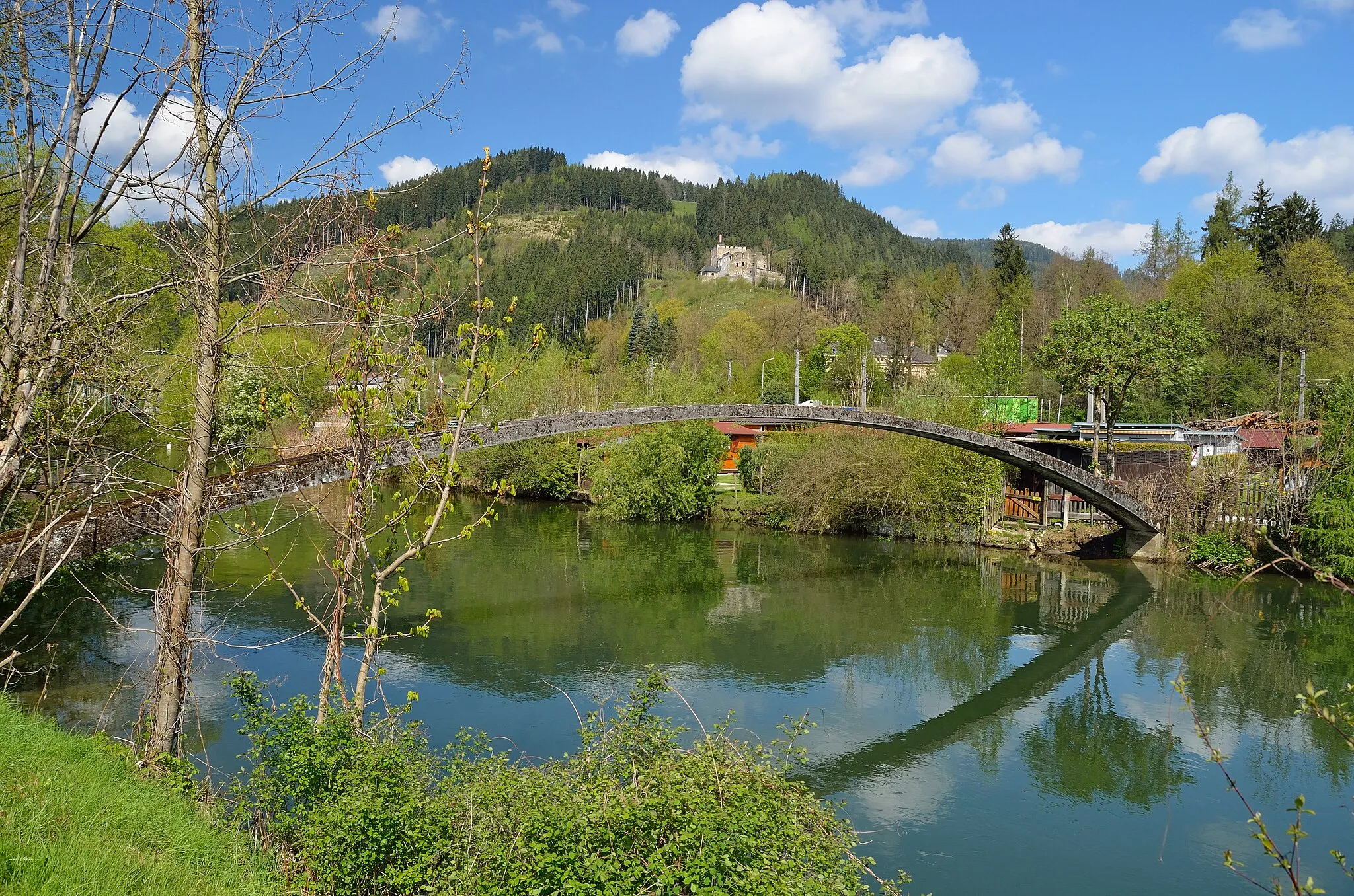 Photo showing: Schmaler Betonbogen über die Mürz in Wartberg im Mürztal. Zweck nicht offensichtlich, nicht wirklich abgesperrt.