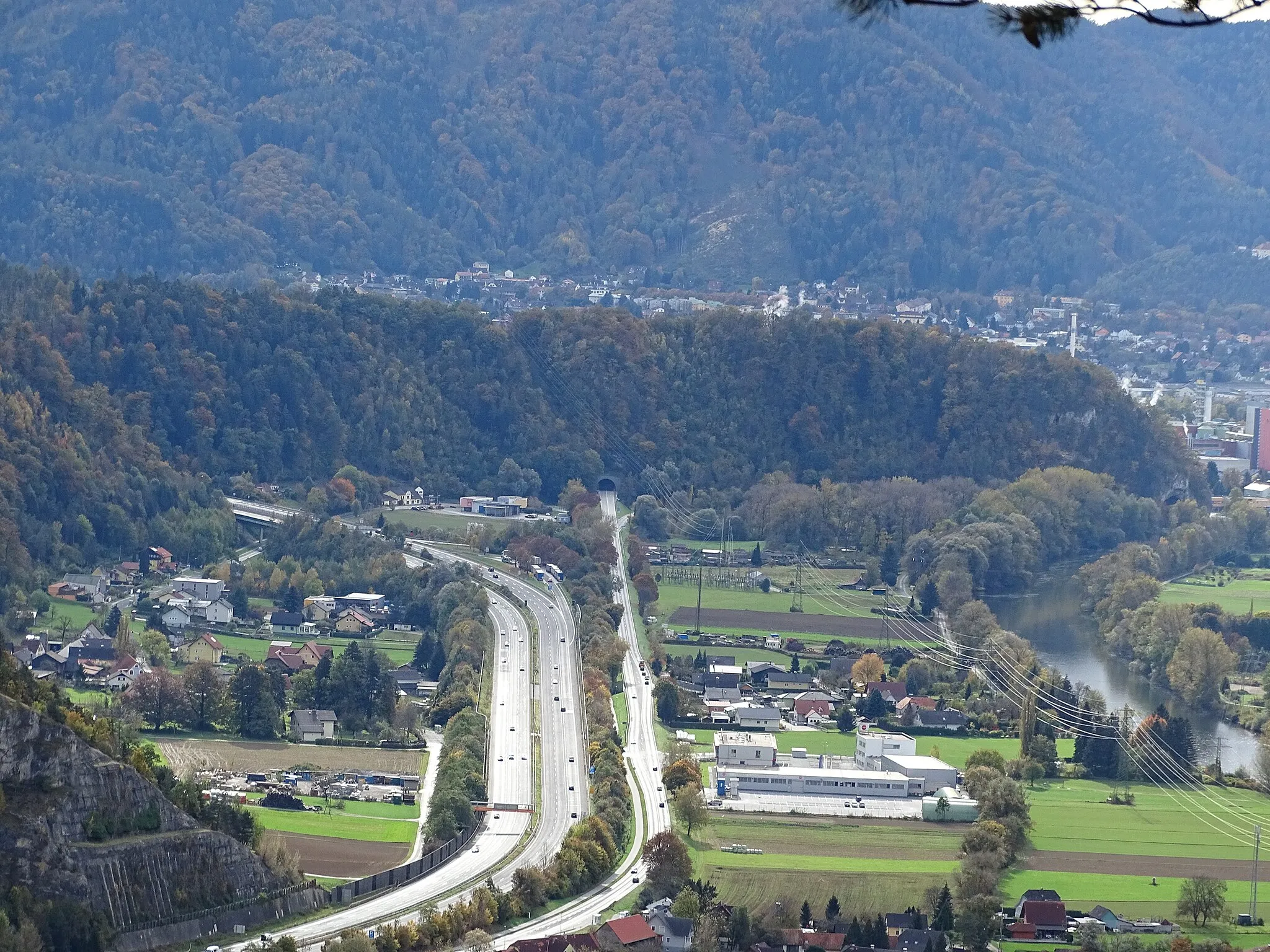 Photo showing: Blick vom Pfaffenkogel auf den Gratkorner Hausberg. Links befindet sich die Ortschaft Eggenfeld