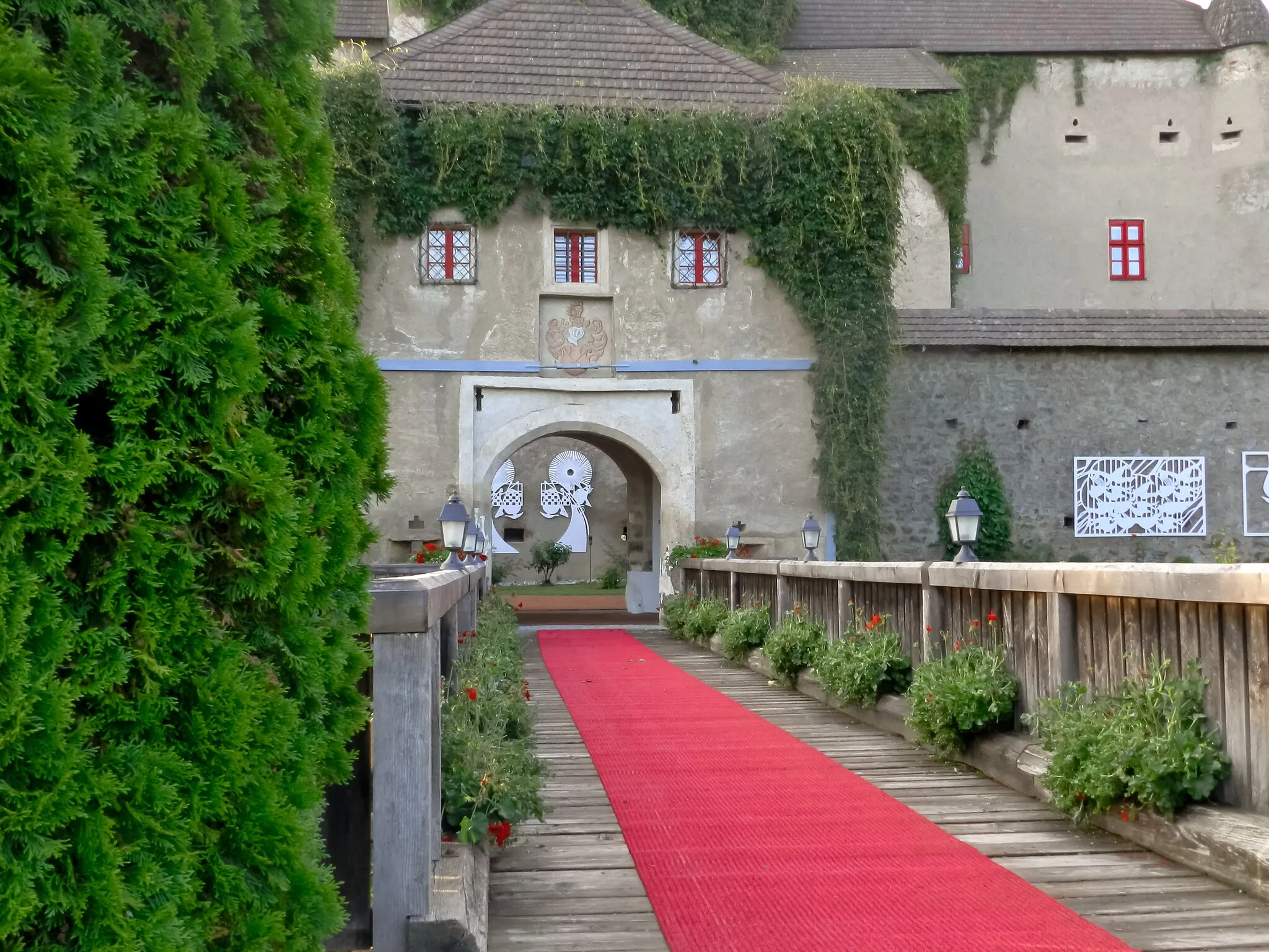 Photo showing: Hotel Schloss Gabelhofen, Brücke über den Burggraben und Eingang zum Restaurant