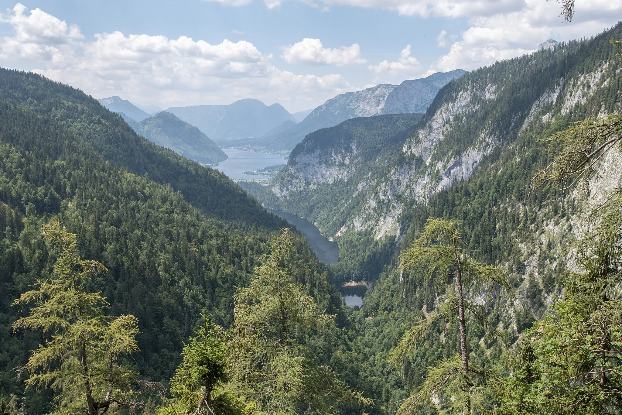 Photo showing: Blick vom Drei-Seen-Blick auf Kammersee, Toplitzsee und Grundlsee. Im Hintergrund der Sarstein