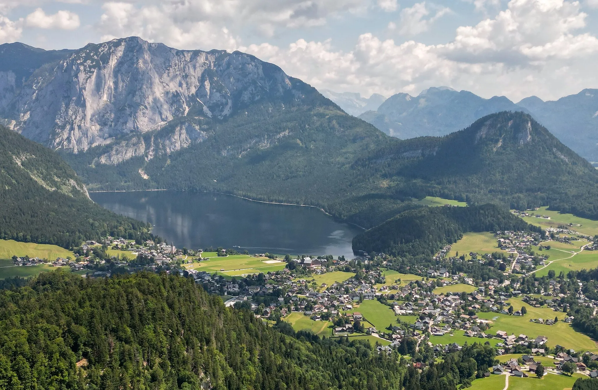 Photo showing: Luftbild des Altausseer Sees mit der Ortschaft Altaussee mit Trisselwand (links) und Tressenstein (rechts)