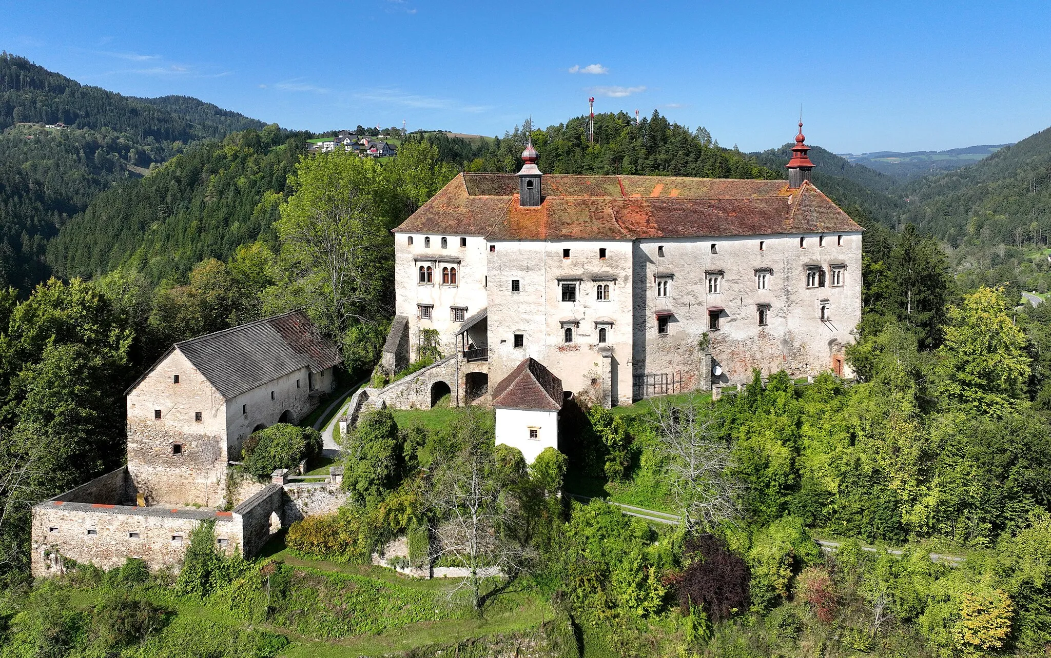 Photo showing: South view of Frondsberg Castle in Austria.