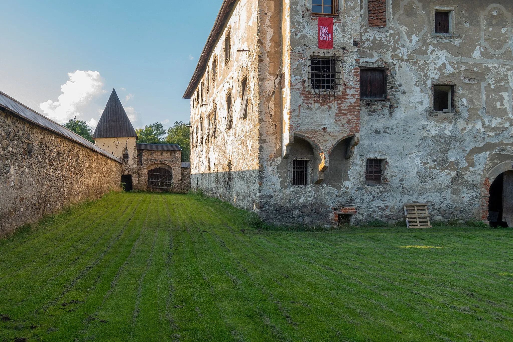 Photo showing: Schloss Hanfelden, Innenhof - Untzerzeiring, Pölstal, Steiermark