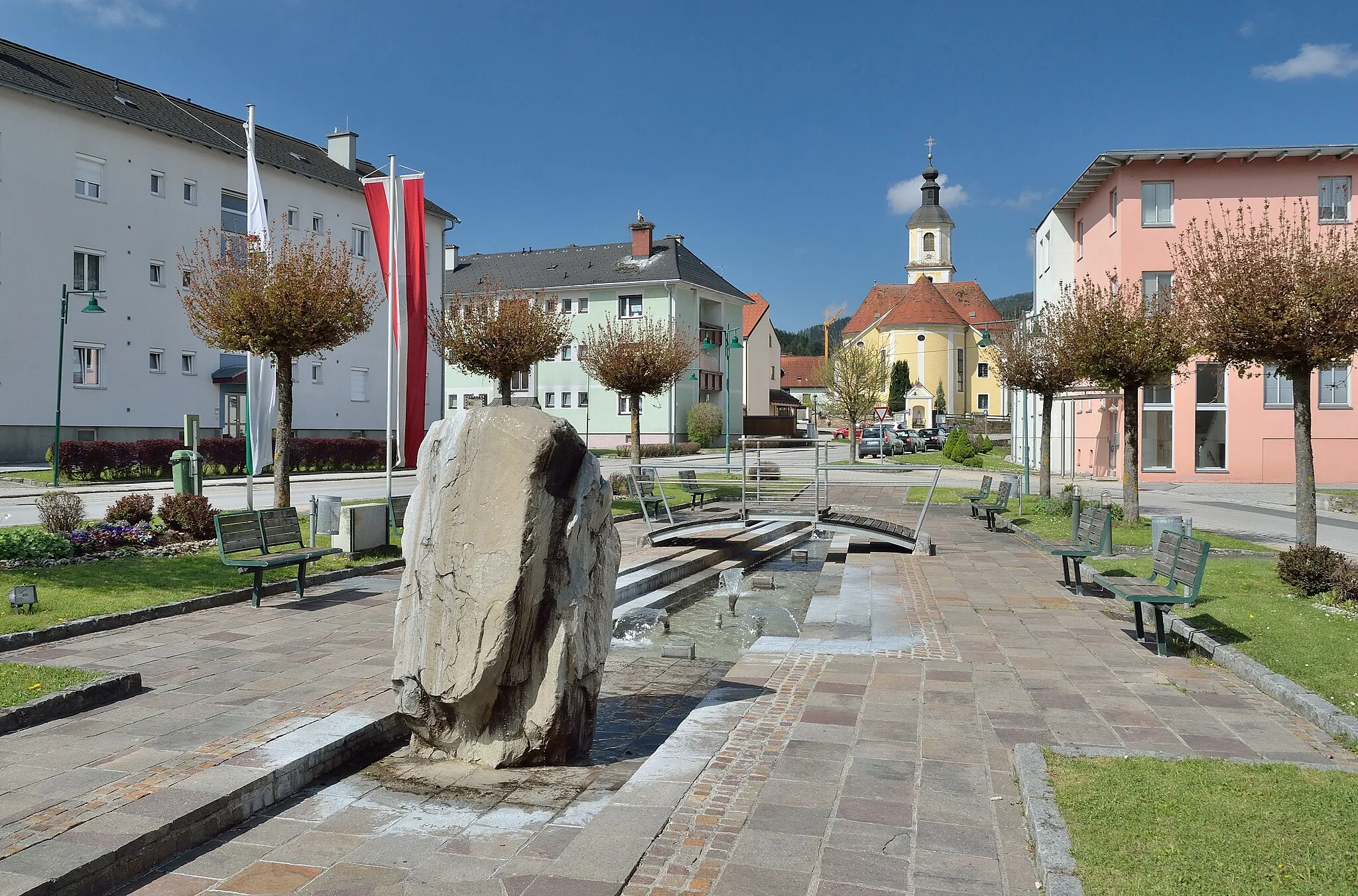 Photo showing: Der Dorfplatz (zwischen Dorfstraße und Parkstraße) in Wartberg im Mürztal. Blick zur Pfarrkirche.