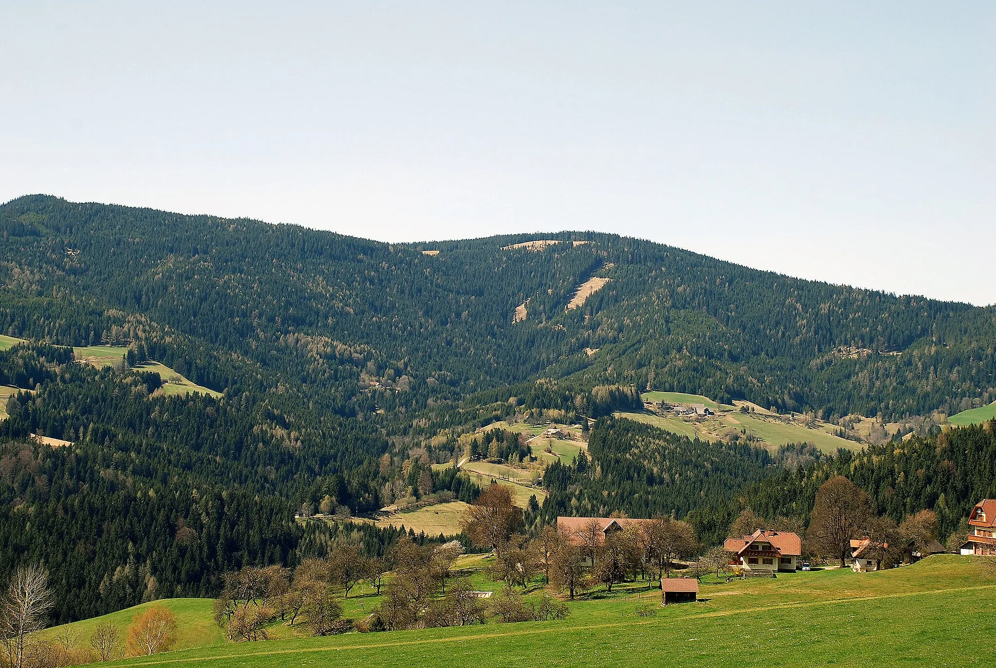 Photo showing: Klosterwinkel, Gemeinde Kloster, Rücken zwischen Klosterbach (li) und Oberlauf des Wildbaches (re)