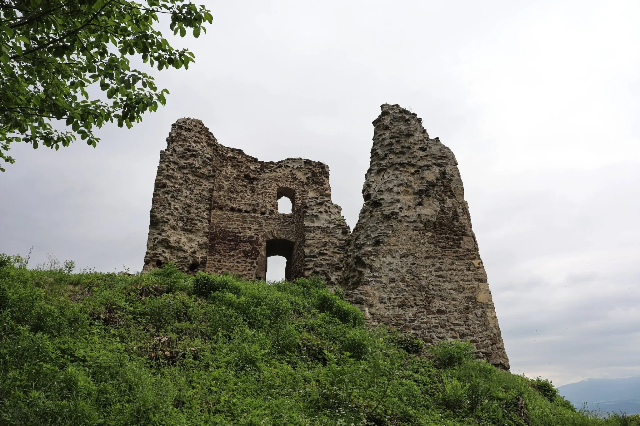 Photo showing: Pohled na zříceninu hlavní věže hradu Fohnsdorf, v okrese Murtal ve Štýrsku, Rakousko.